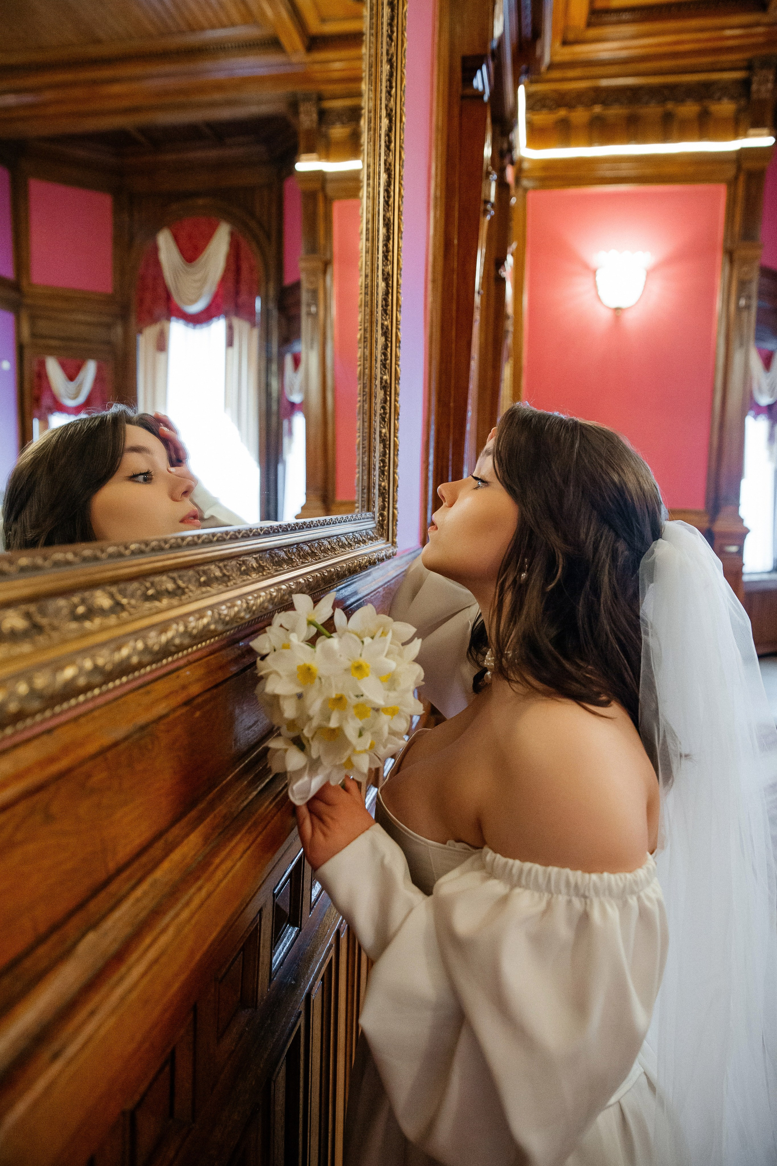 Съемка в отеле и регистрация прохладным майским днем. Свадебный фотограф в Санкт-Петербурге Вика Стукачева