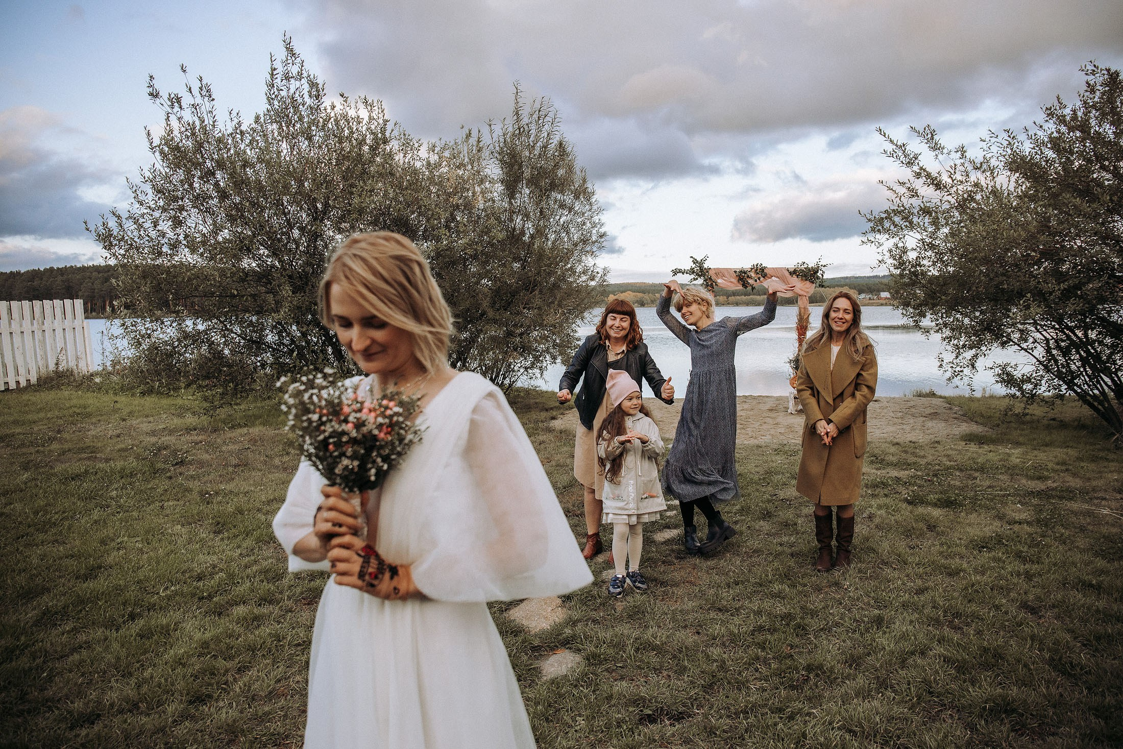 бросание букета невесты