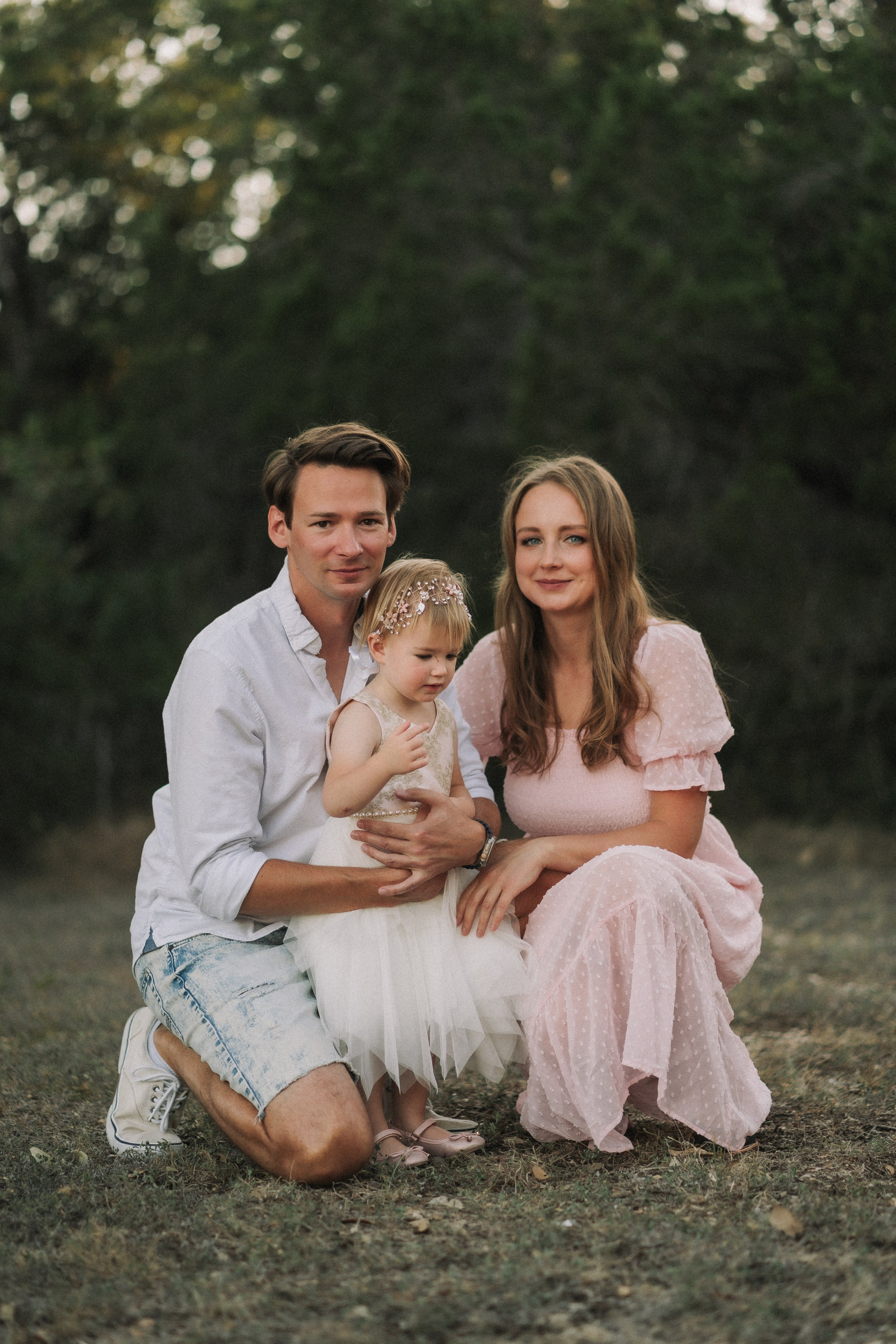 Family snuggles & smiles — cozy family photos