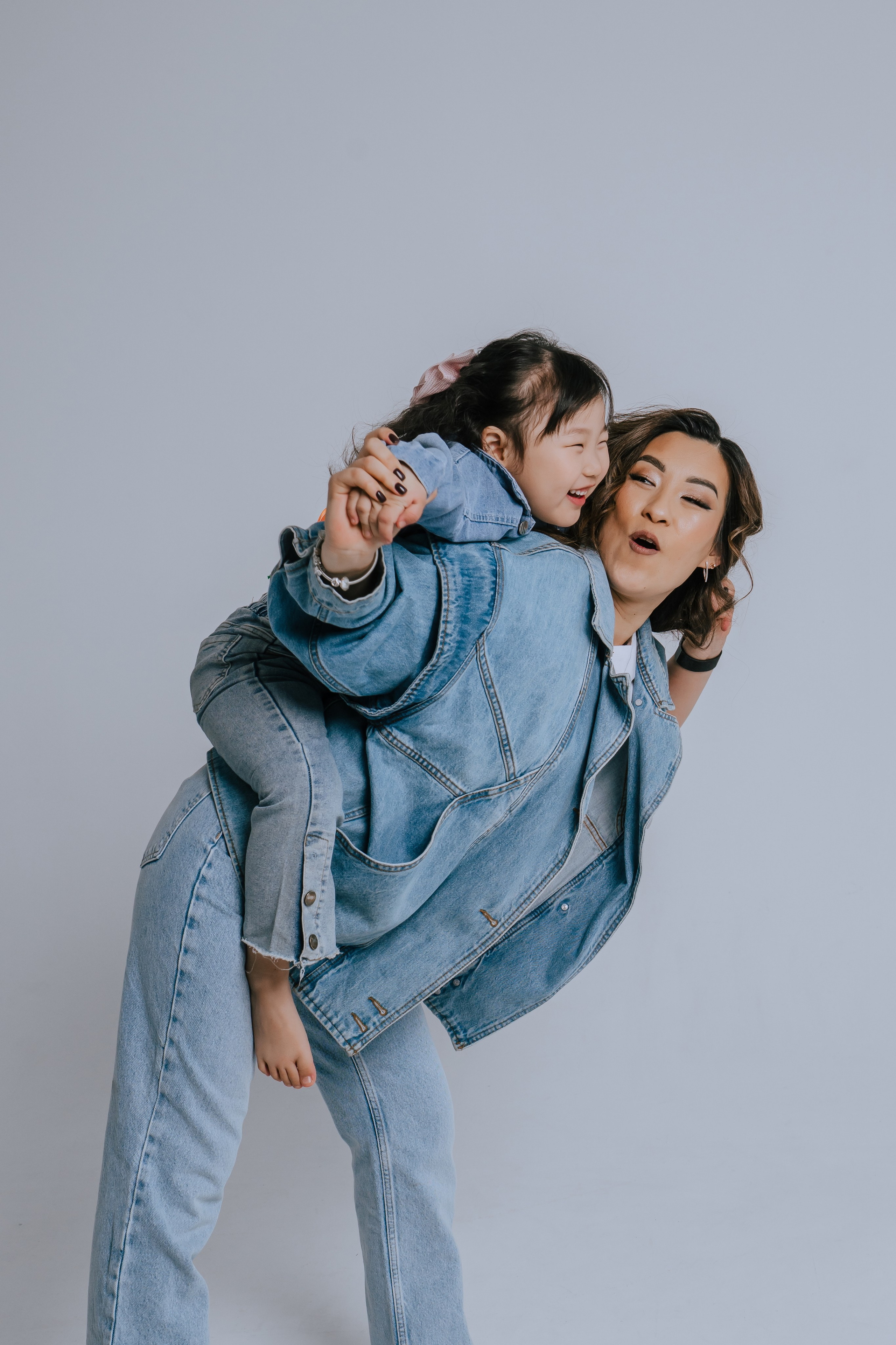 Ира и Аня. Фотограф Ярмишко Дарья. Выпускные фотокниги