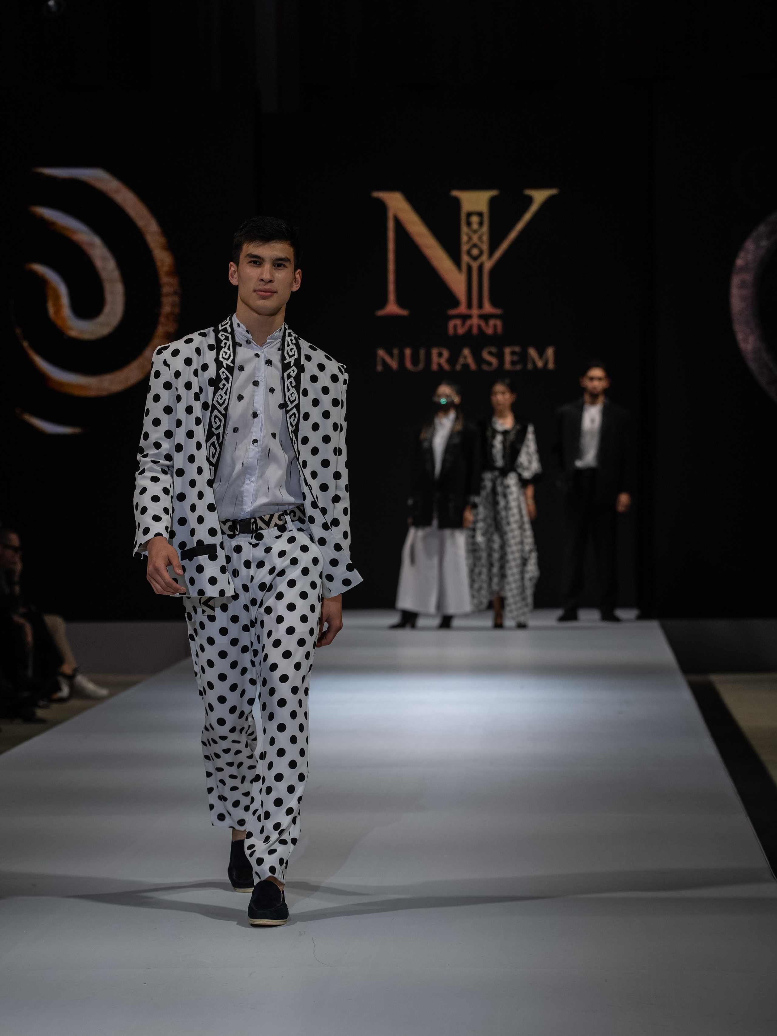EURASIAN FASHION WEEK Nurasem. Сайт Алматинского НЮ АРТ, будуар и фэшн фотографа Дениса Карпенко