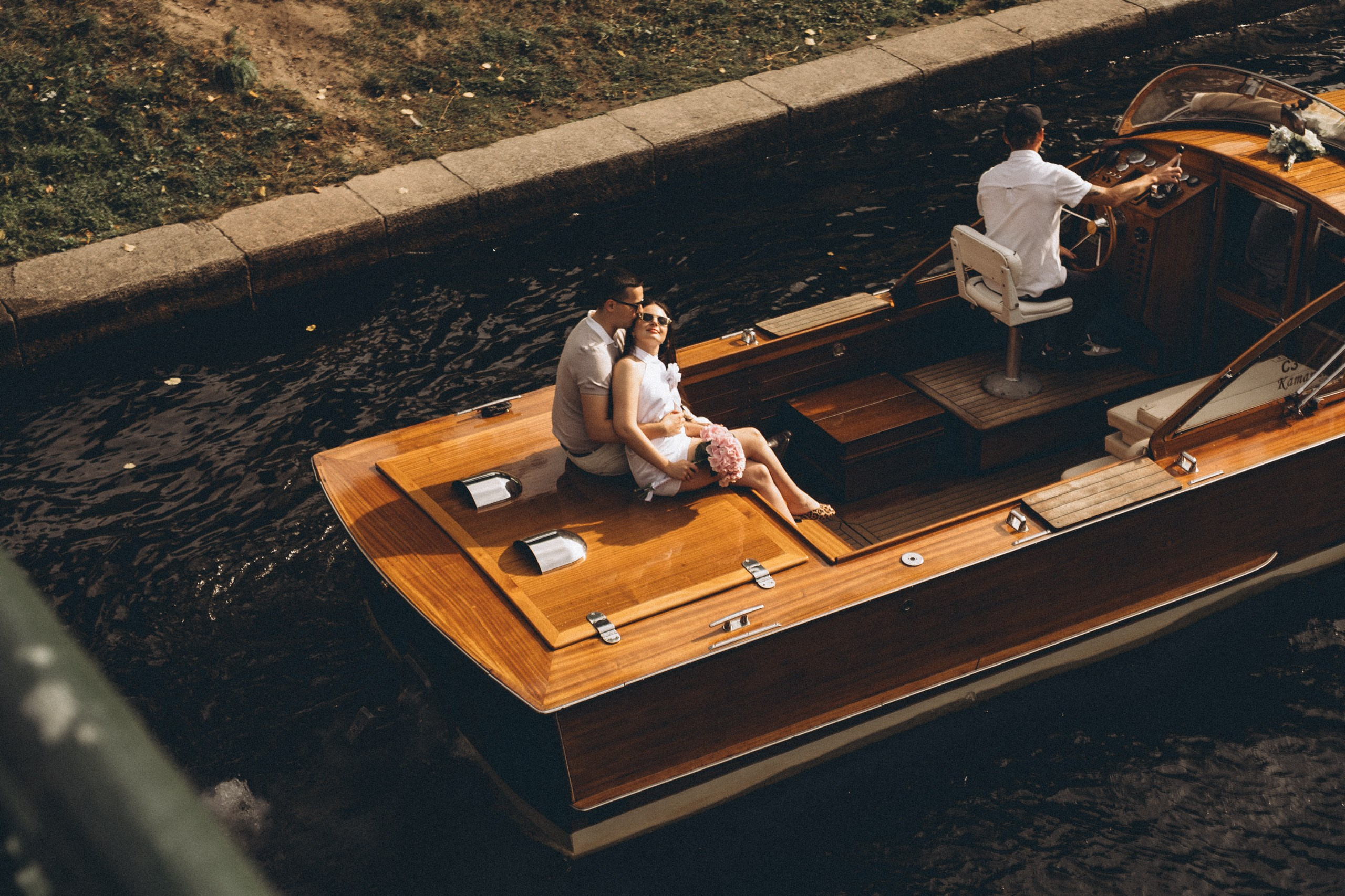 СВАДЕНБНАЯ СЬЕМКА НА КАТЕРЕ ПО КАНАЛАМ САНКТ-ПЕТЕРБУРГА И В АКВАТОРИИ НЕВЫ. Профессиональный фотограф, Санкт-Петербург — Виктория Богомолова