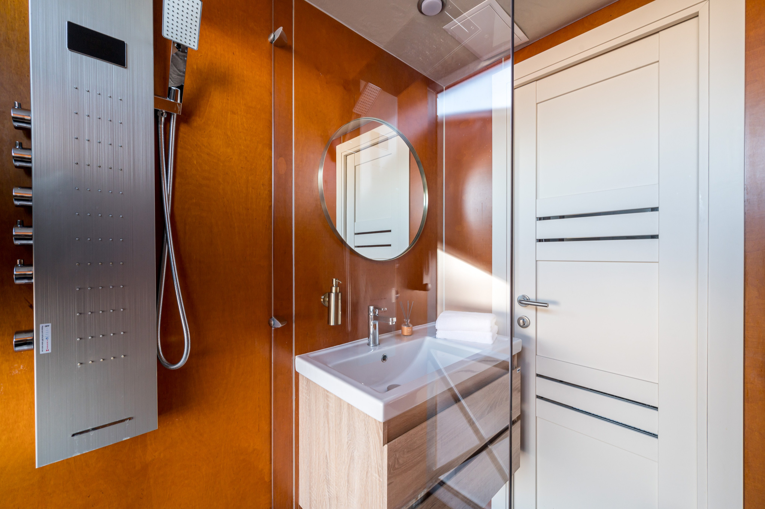 Хаусботы для вечеринок и бизнес-встреч. Интерьерный Фотограф Москва Криста FLY Труфанова