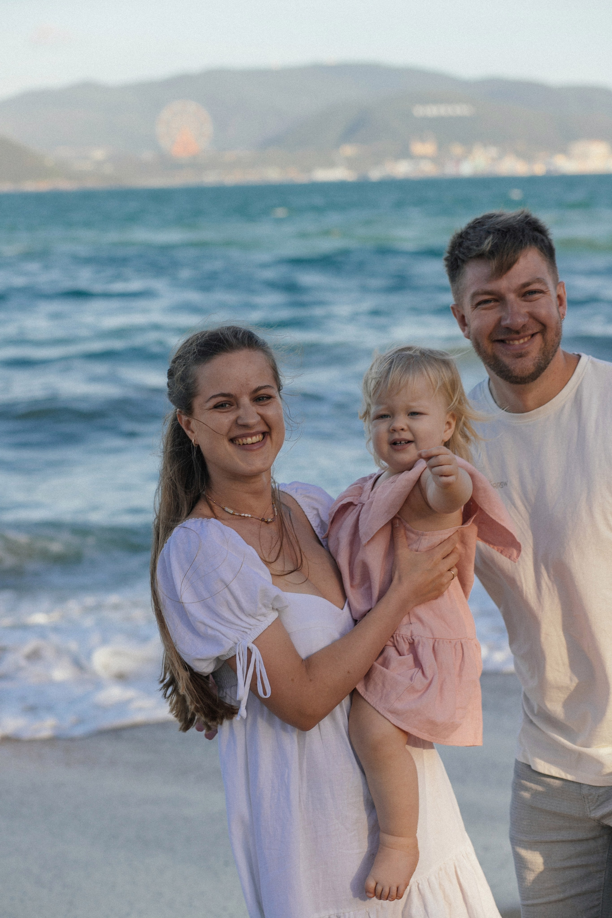 Вика и Влад с Соней на пляже. Главная