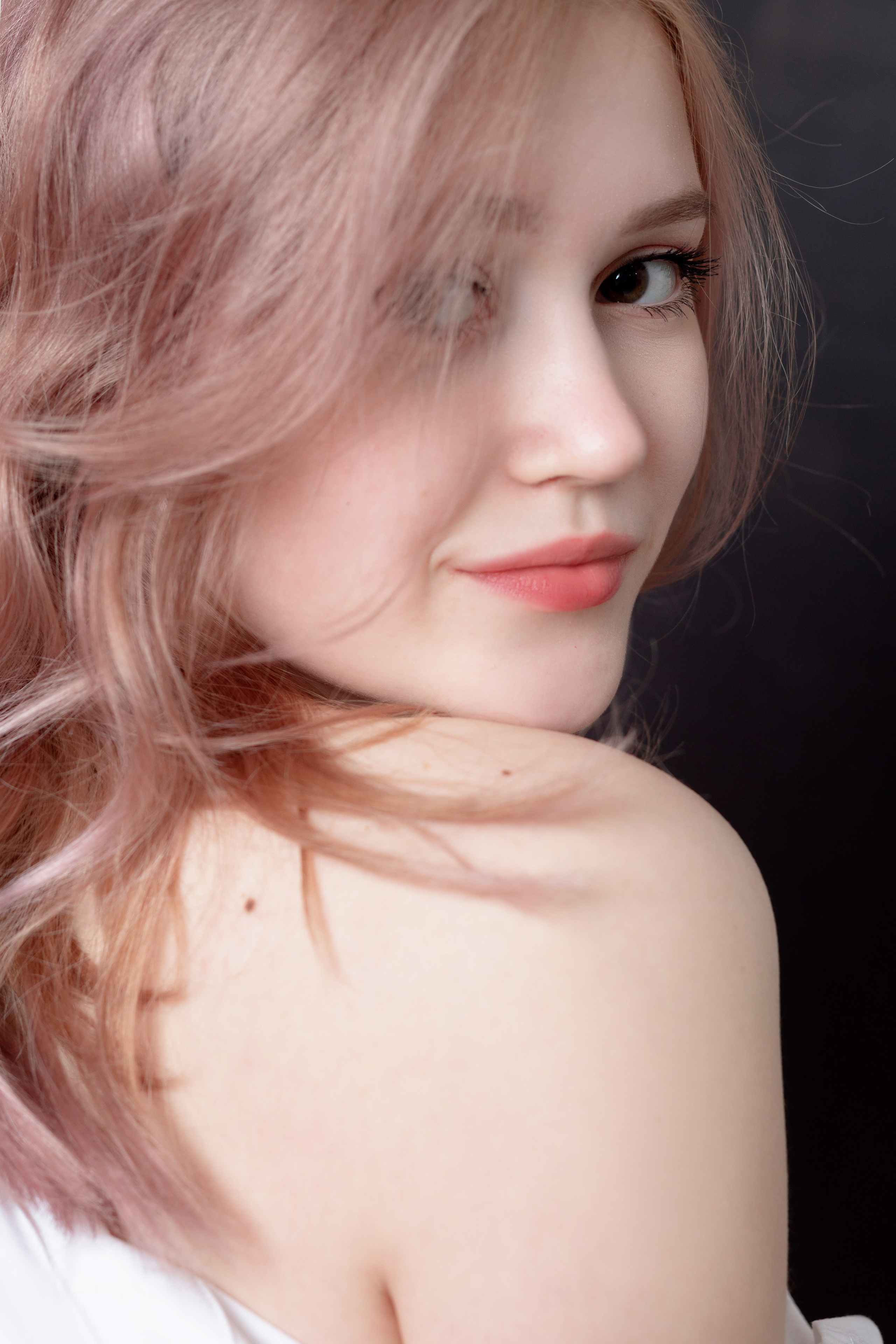 Яркая индивидуальная съемка в студии Санкт-Петербурга. Портретные фотосессии, контент-съемки, репортаж