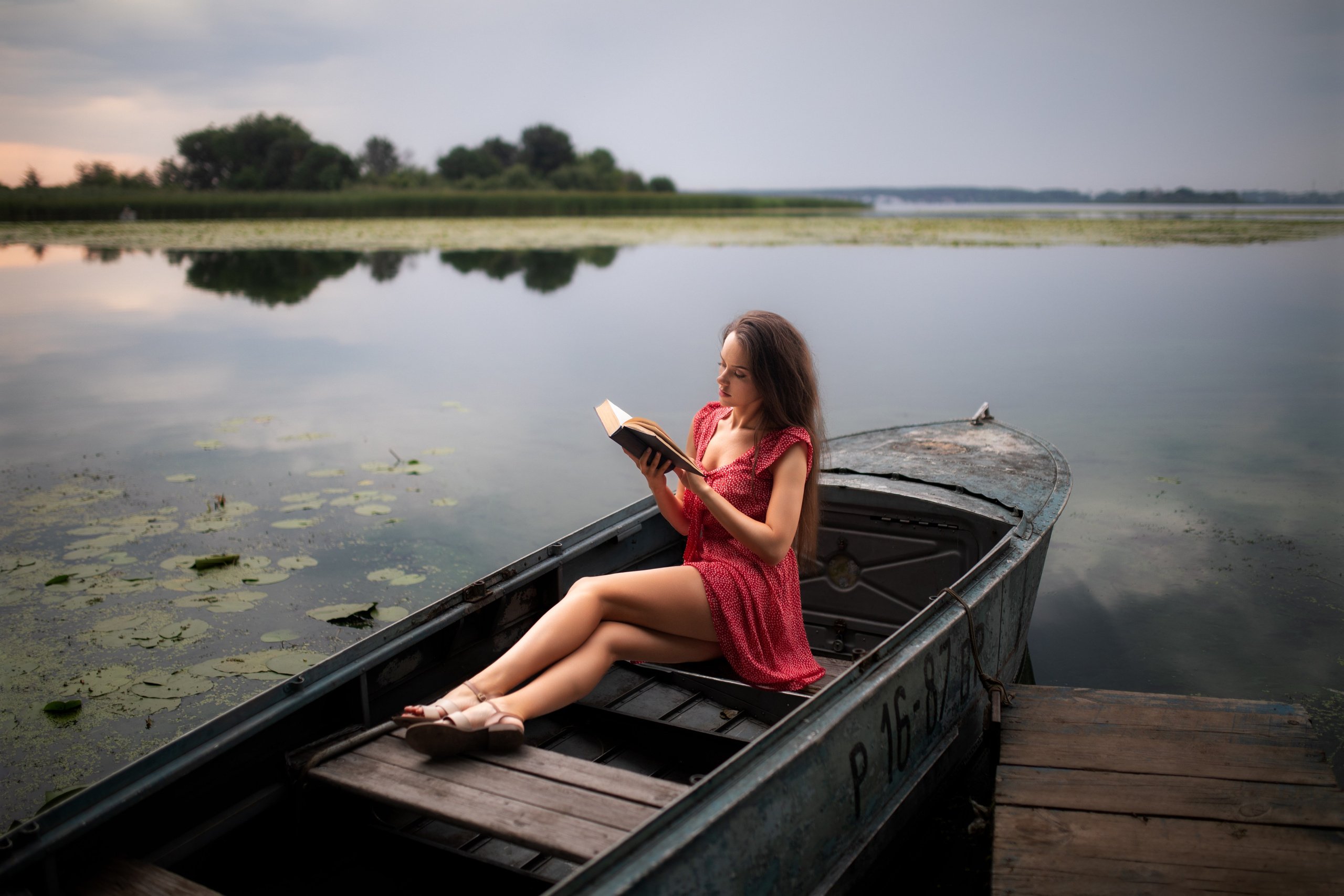 Съемка с Екатериной на рассвете на берегу реки