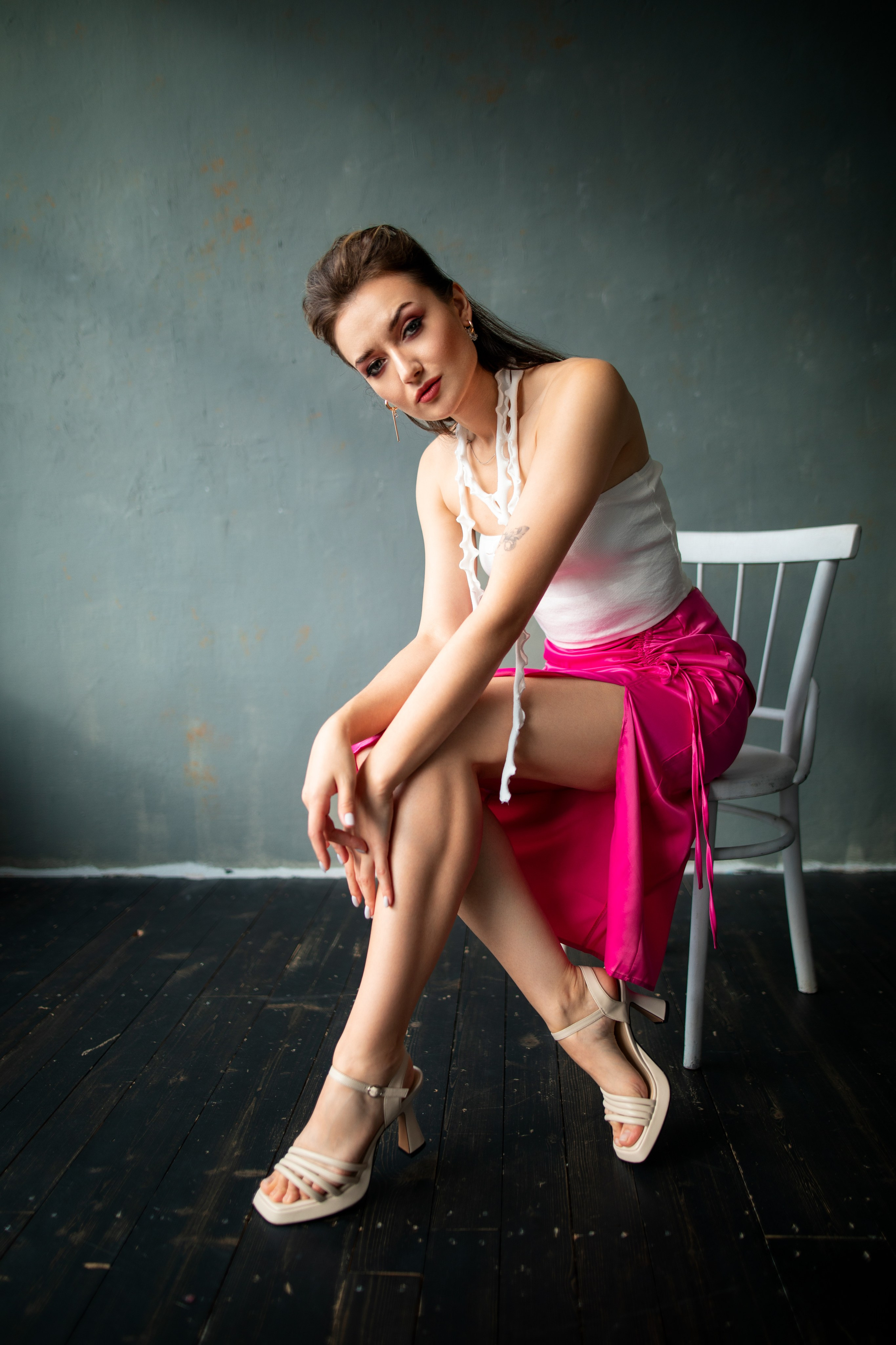 Студийный фотосет с Анастасией в минимальном интерьере в формате для «себя»