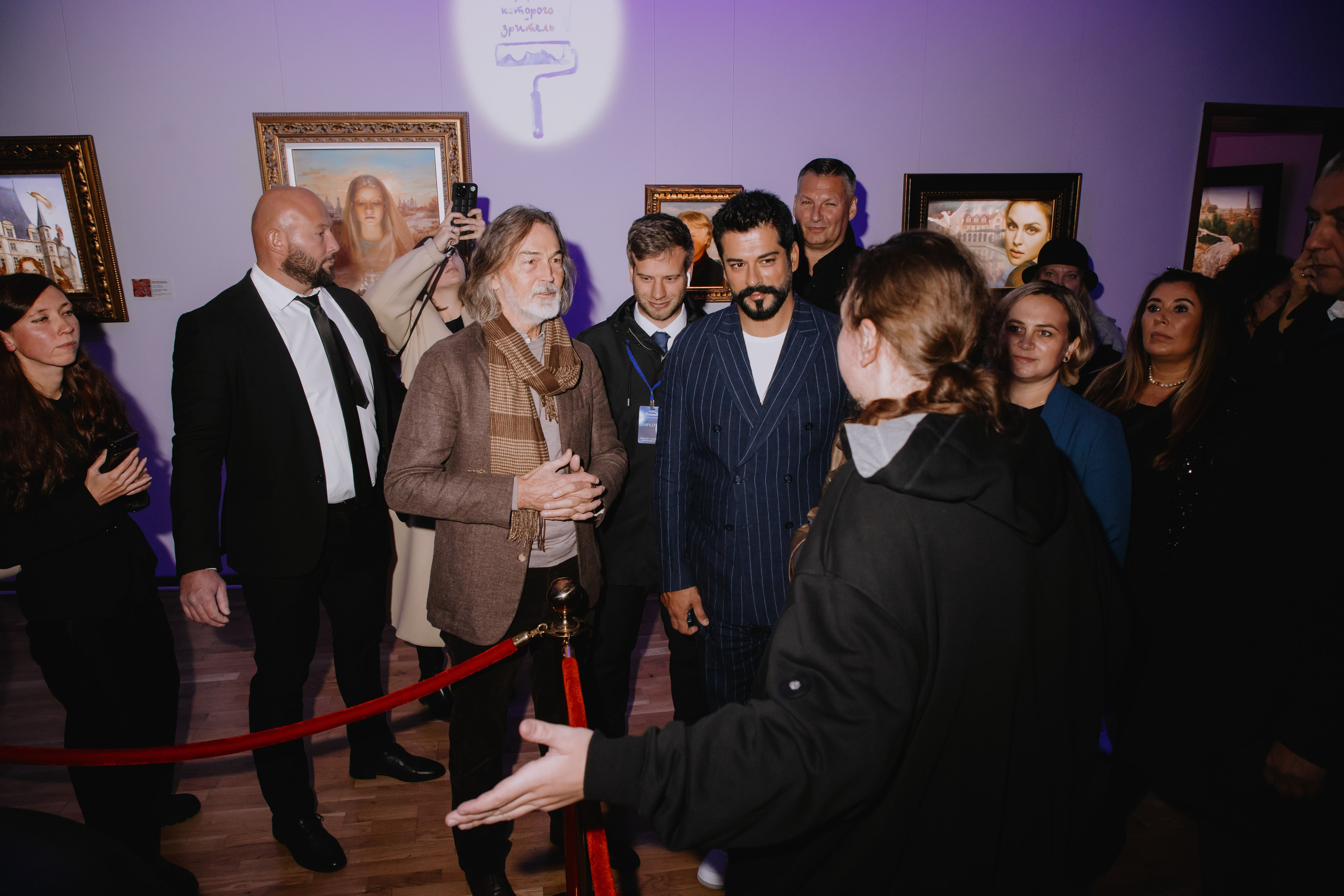 Бурак Озчивит посетил выставку Никаса Сафронова. Фотограф в Москве и Санкт-Петербурге Дарина