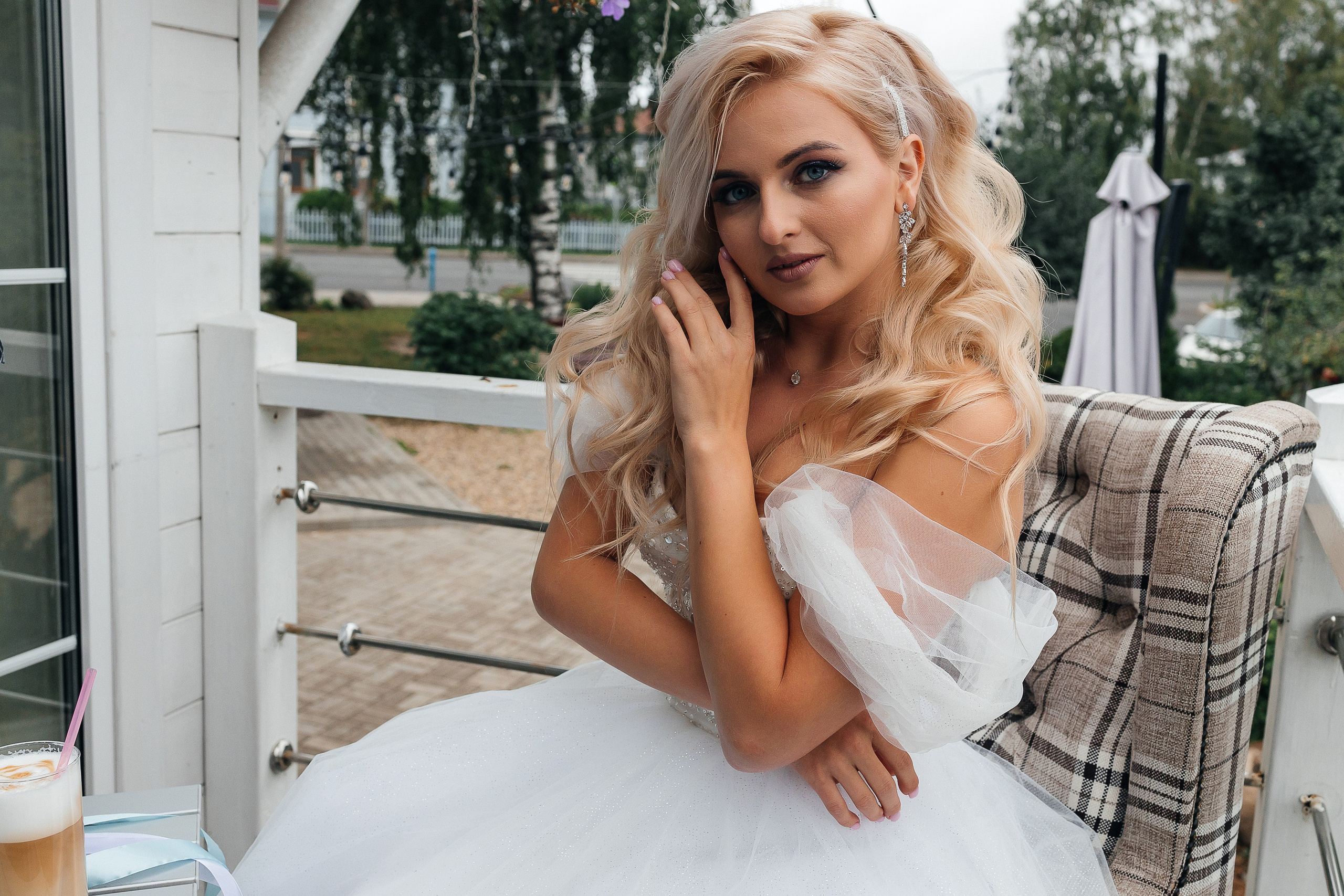 Стильная фотосессия пары в интерьерах ресторана. Олег Сверчков | Свадебный фотограф Вологда