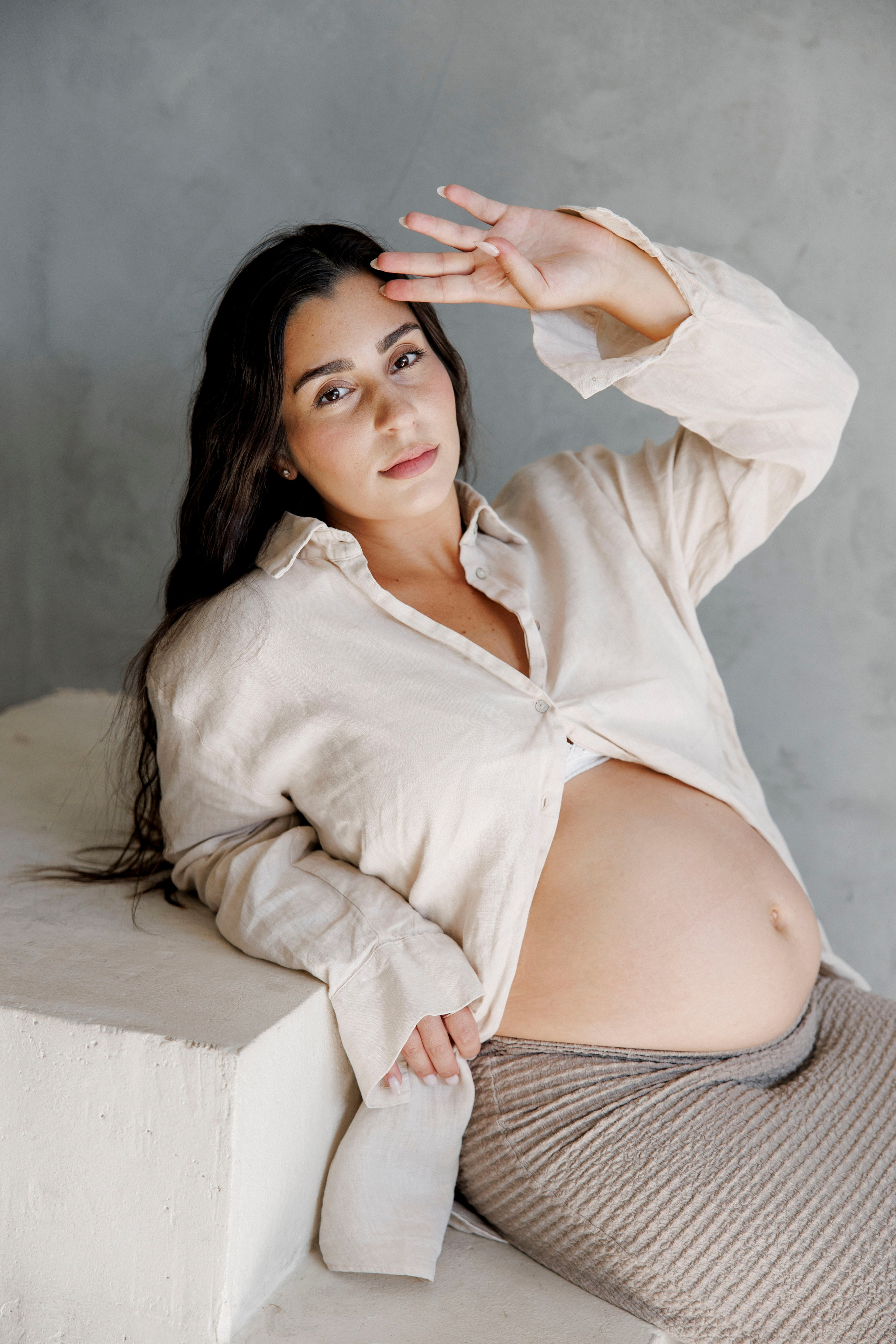 Pregnancy photoshoot inside the Grey Studio. Главная