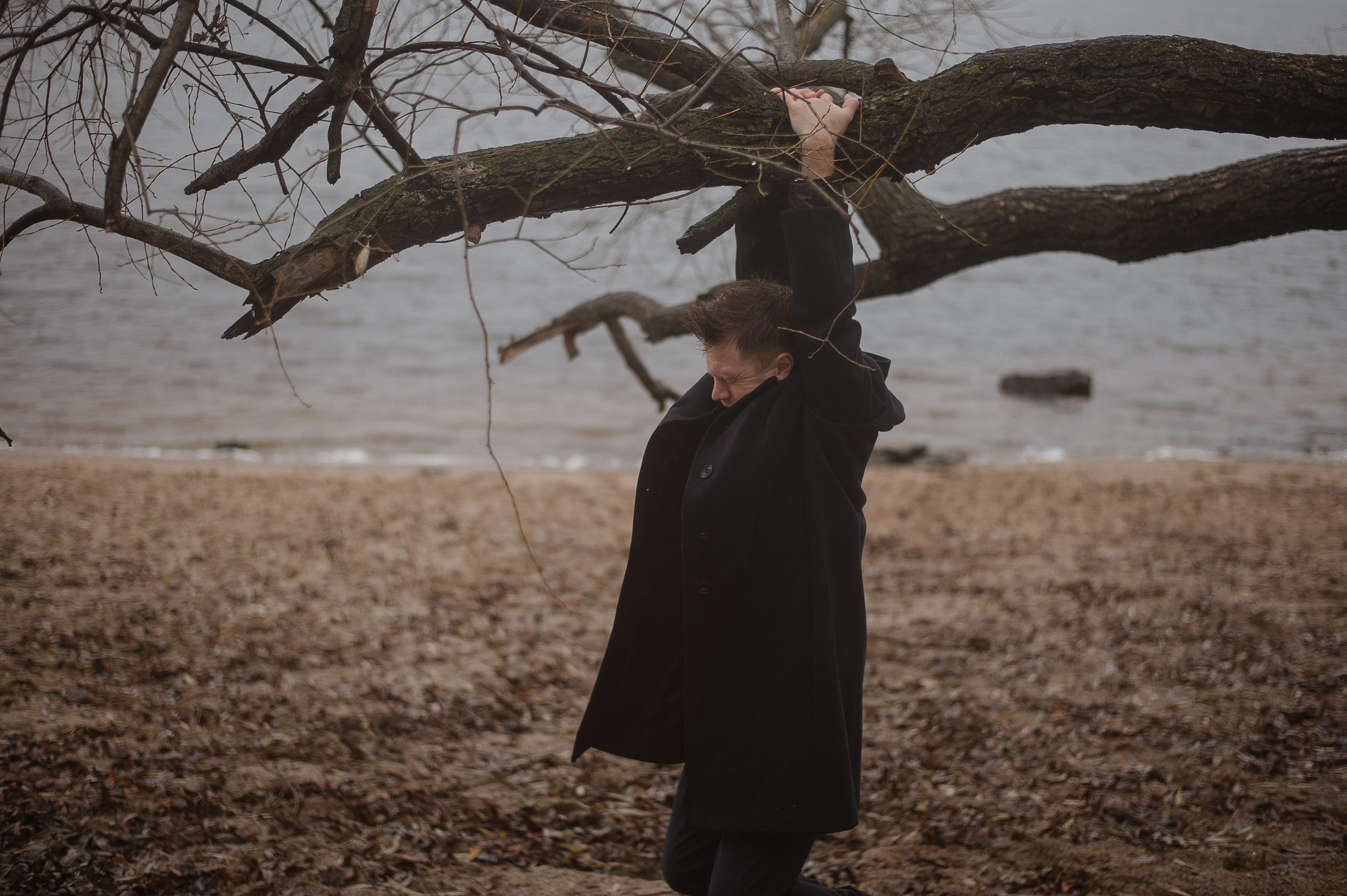 Арсений, пасмурная вода в осени. Свадебный фотограф в Ярославле Денис Медоваров