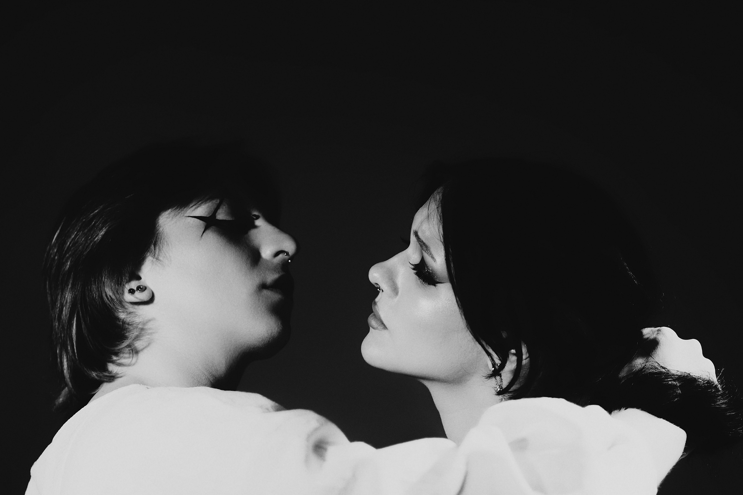 Александра Овечкина, Пенза: кадры серии Noir Romance, эмоциональное взаимодействие пары в жестком свете.