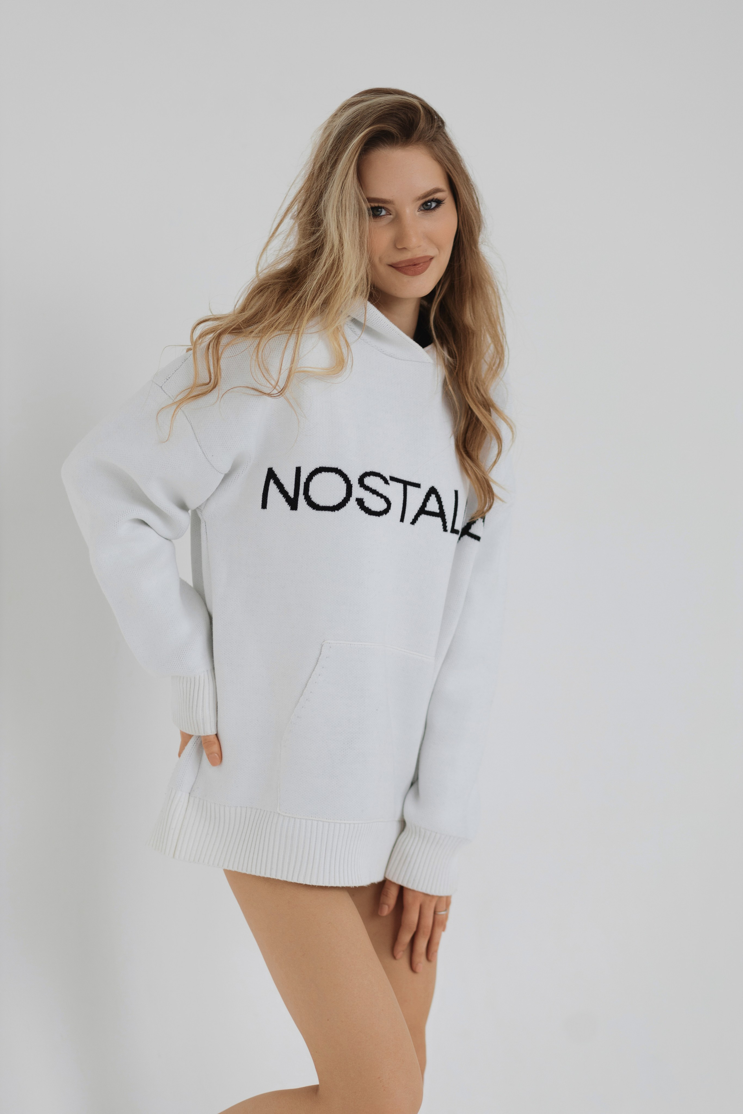 Девушка в худи на белом фоне