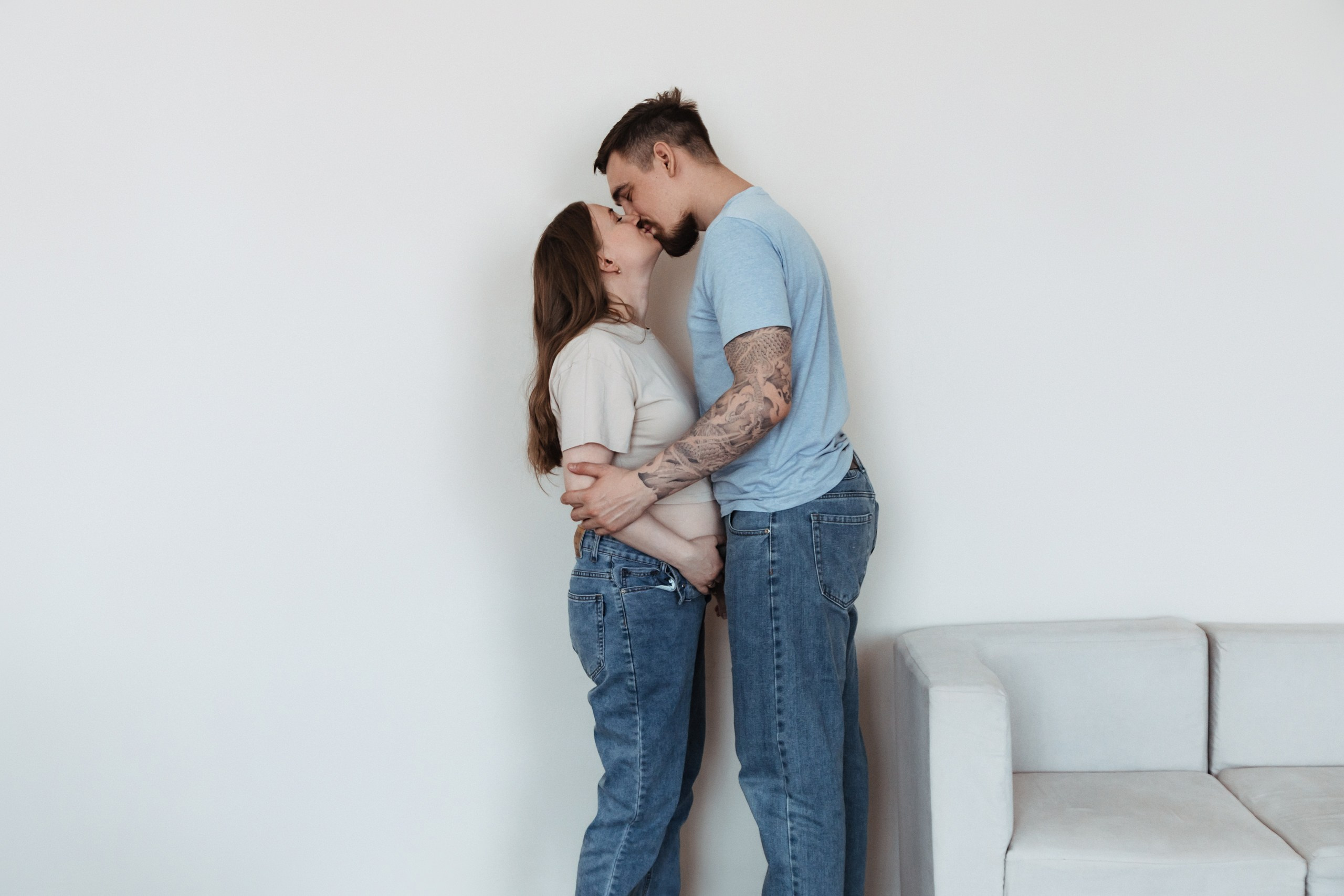 Love story на минимализме: профессиональная парная фотосессия от фотографа Анастасии Скоробогатовой