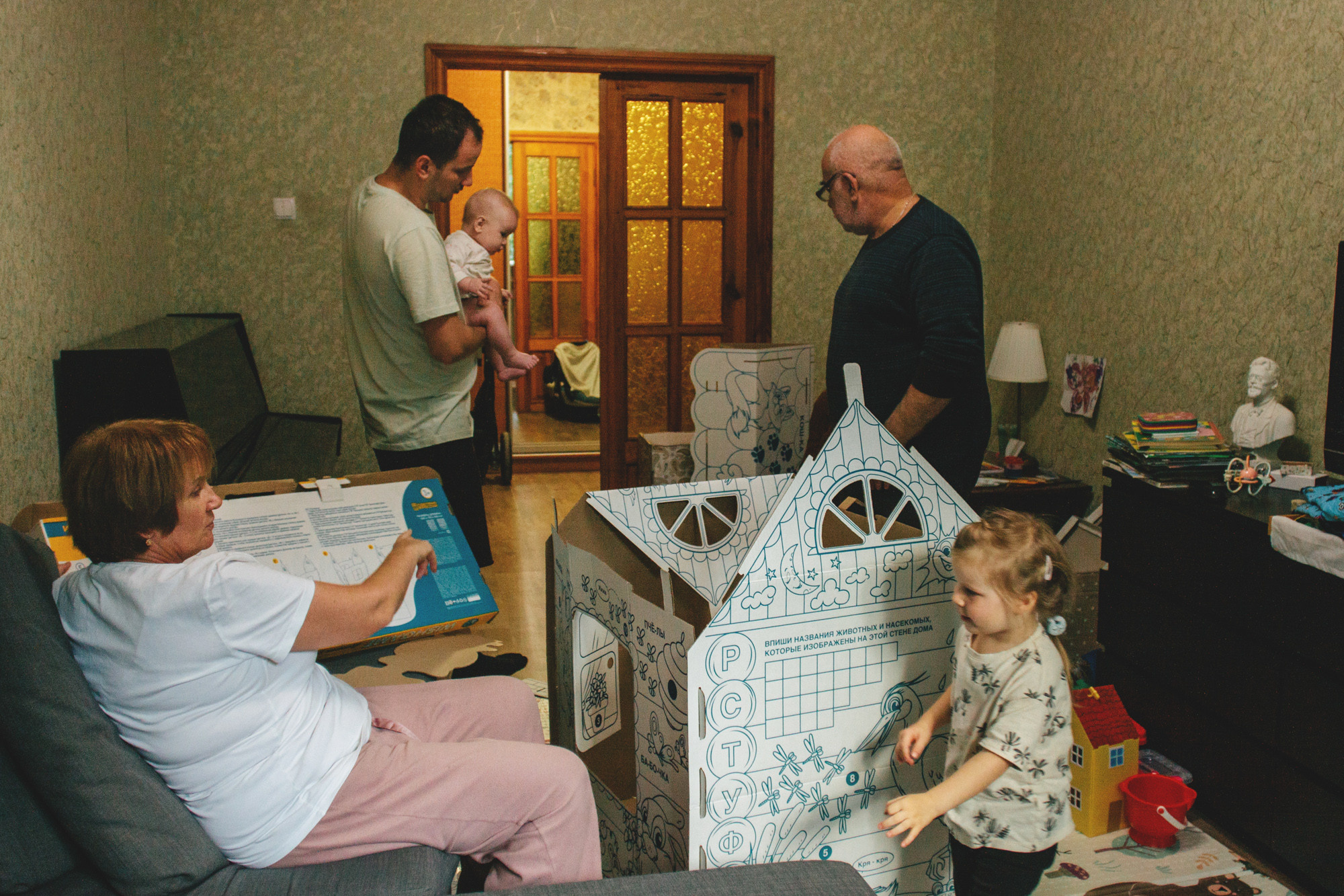 Домашняя семейная фотосессия в Симферополе с бабушкой и дедушкой. Психолог Онлайн и в Симферополе Елена Федорина