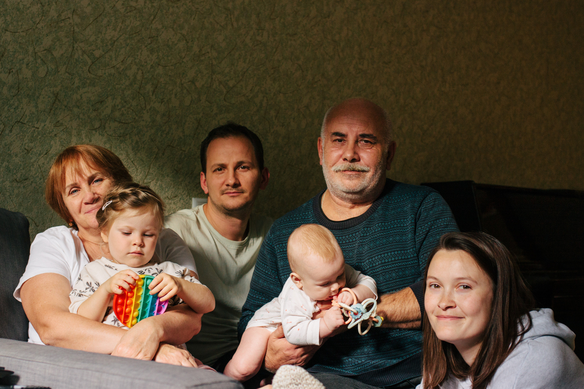 Домашняя семейная фотосессия в Симферополе с бабушкой и дедушкой. Психолог Онлайн и в Симферополе Елена Федорина