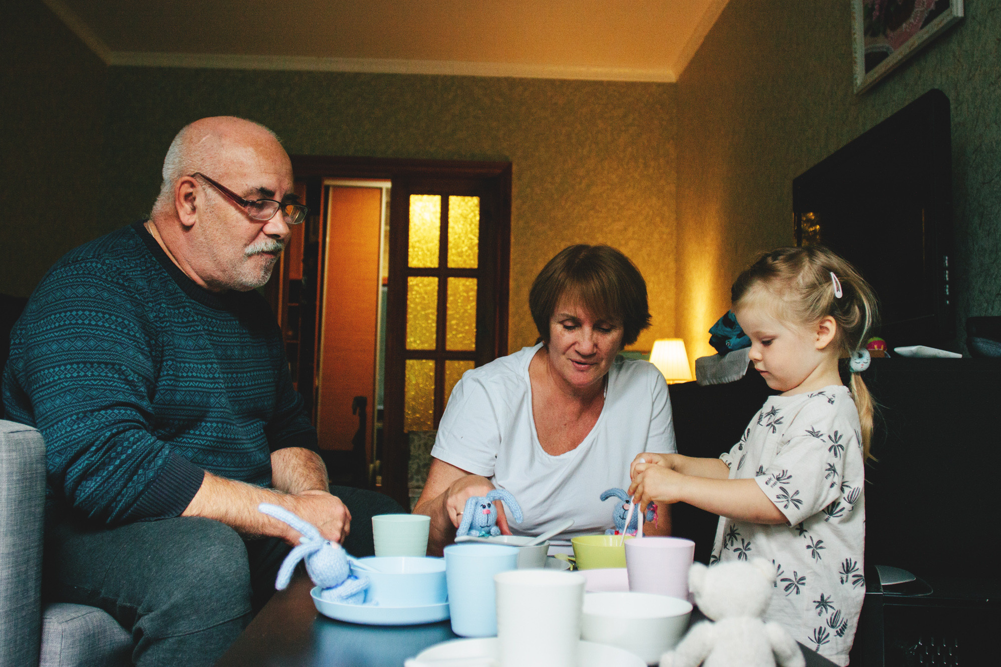 Домашняя семейная фотосессия в Симферополе с бабушкой и дедушкой. Психолог Онлайн и в Симферополе Елена Федорина