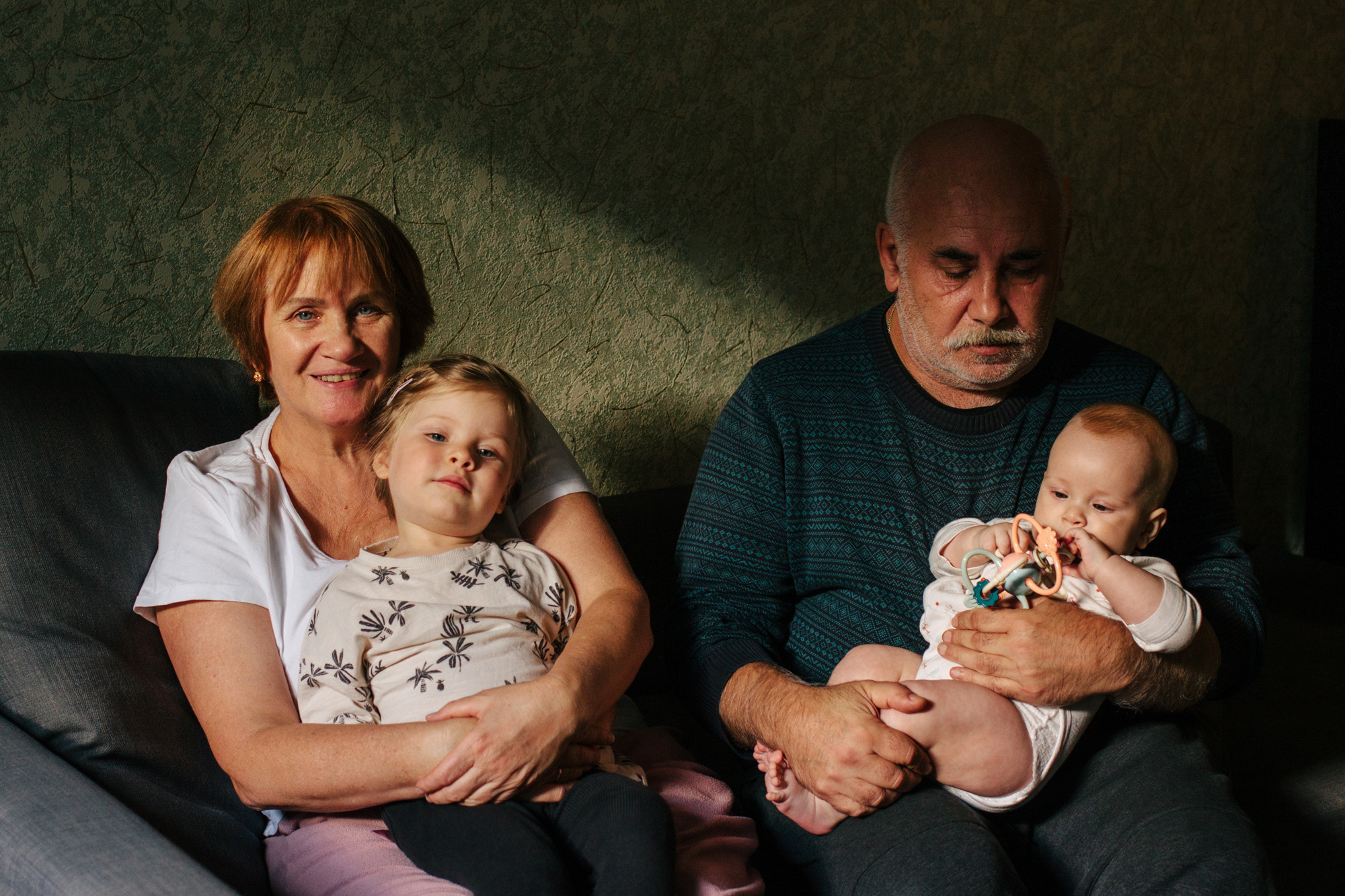 Домашняя семейная фотосессия в Симферополе с бабушкой и дедушкой. Психолог Онлайн и в Симферополе Елена Федорина