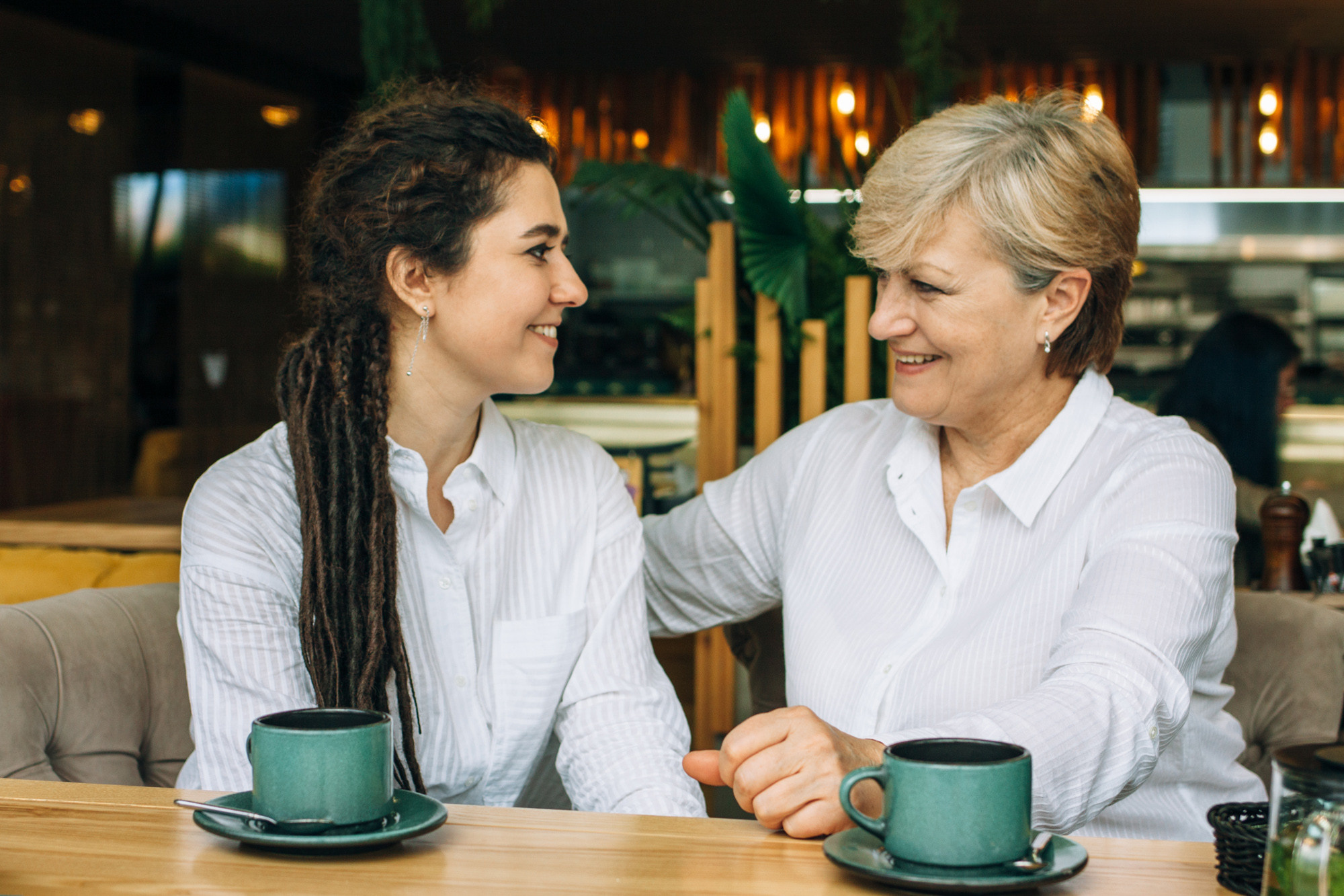 Семейная фотосессия дочери с мамой в Крыму. Психолог Онлайн и в Симферополе Елена Федорина
