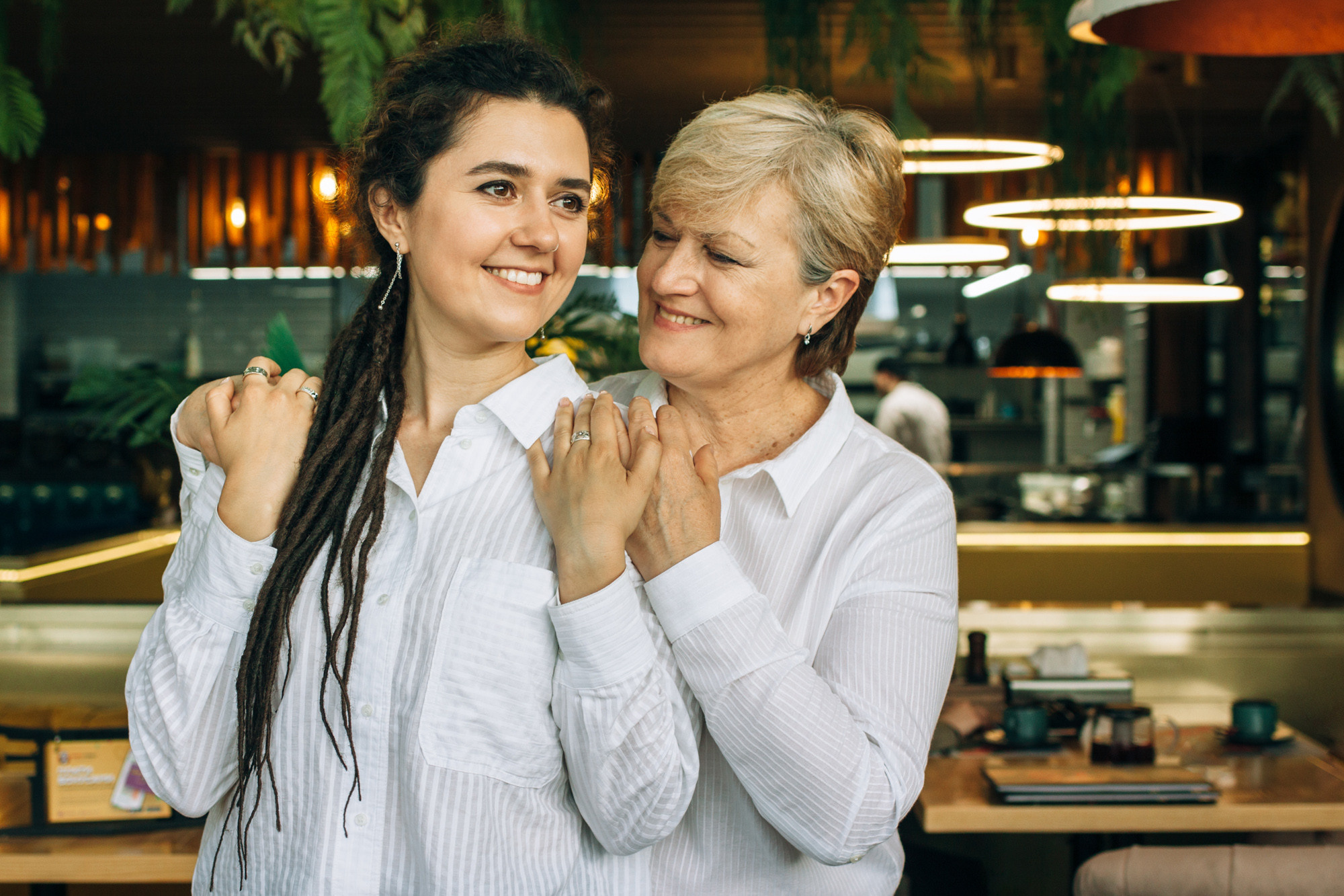 Семейная фотосессия дочери с мамой в Крыму. Психолог Онлайн и в Симферополе Елена Федорина