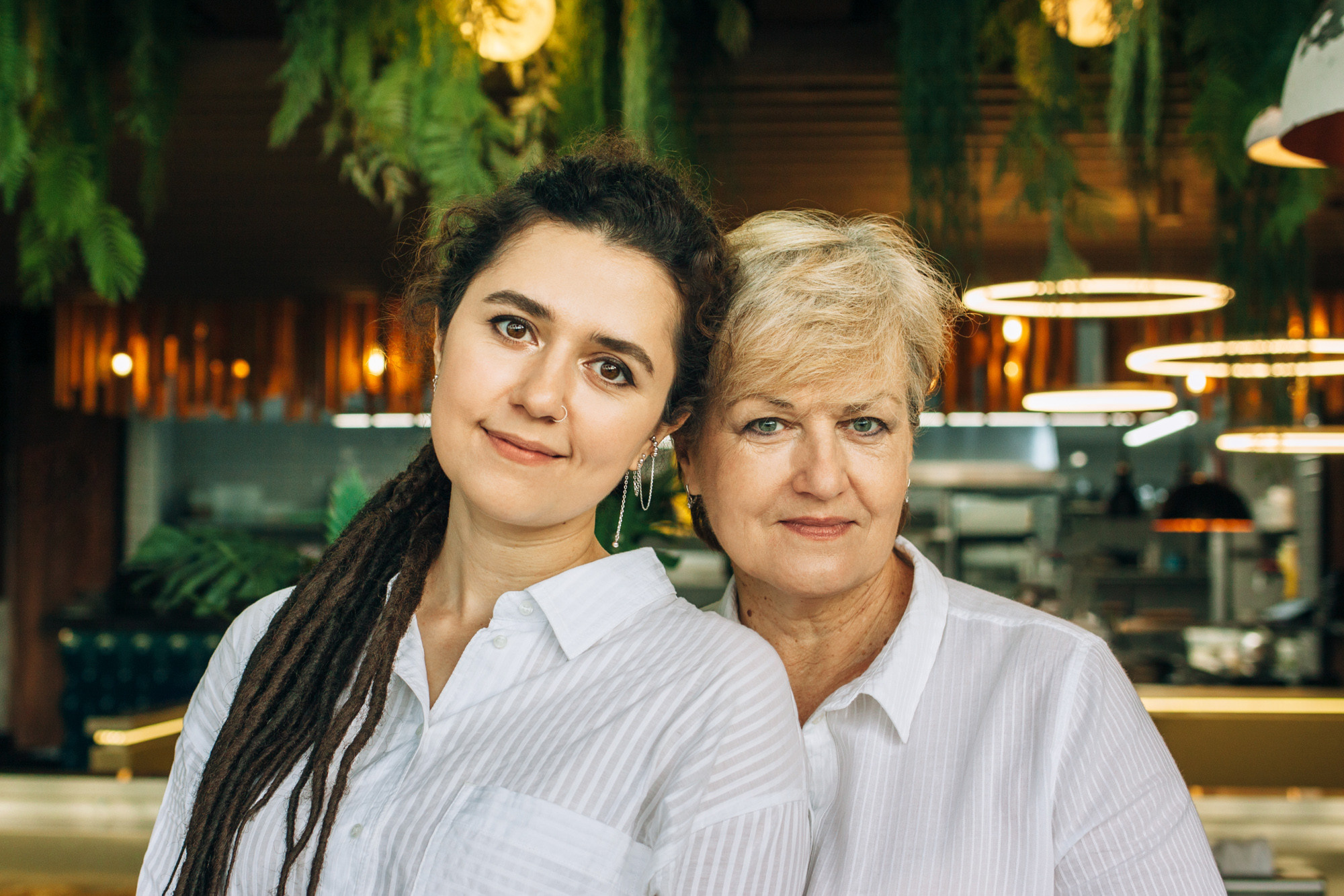 Семейная фотосессия дочери с мамой в Крыму. Психолог Онлайн и в Симферополе Елена Федорина