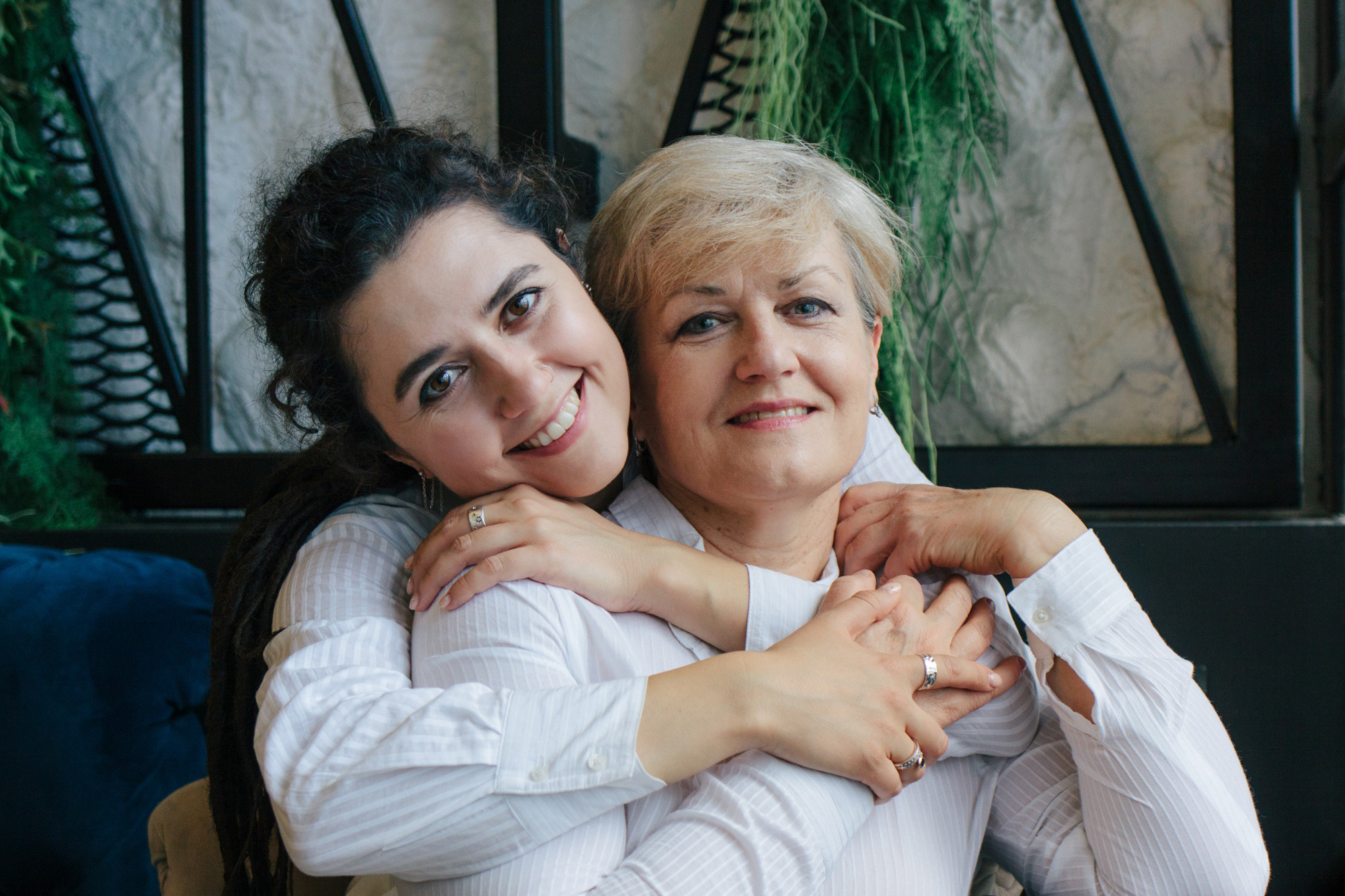 Семейная фотосессия дочери с мамой в Крыму. Психолог Онлайн и в Симферополе Елена Федорина