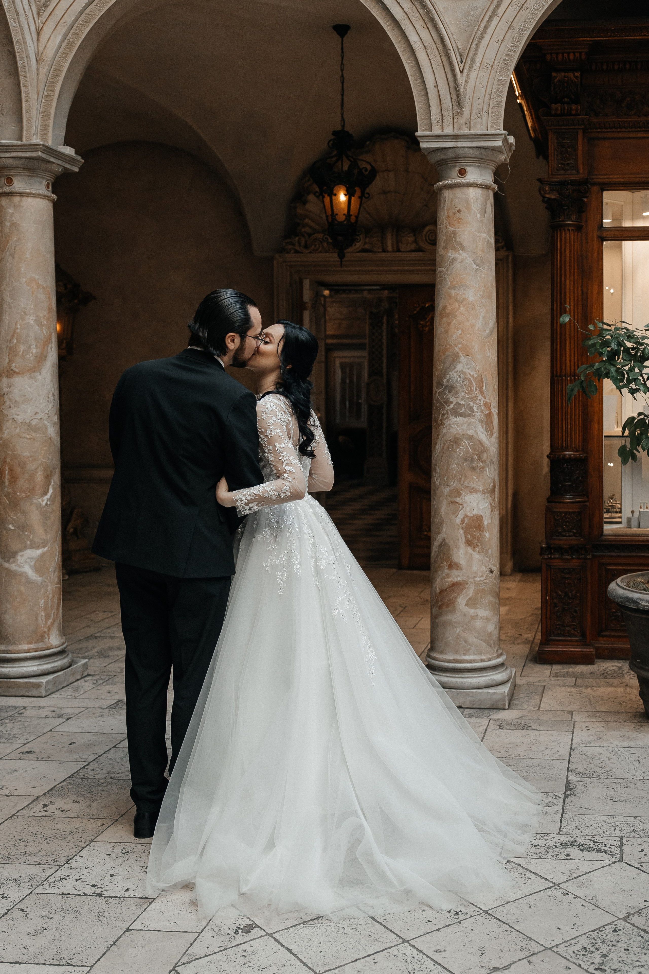 Свадебная фотосессия в ресторане Турандот. Свадебный фотограф в Москве Дарья Олендарёва