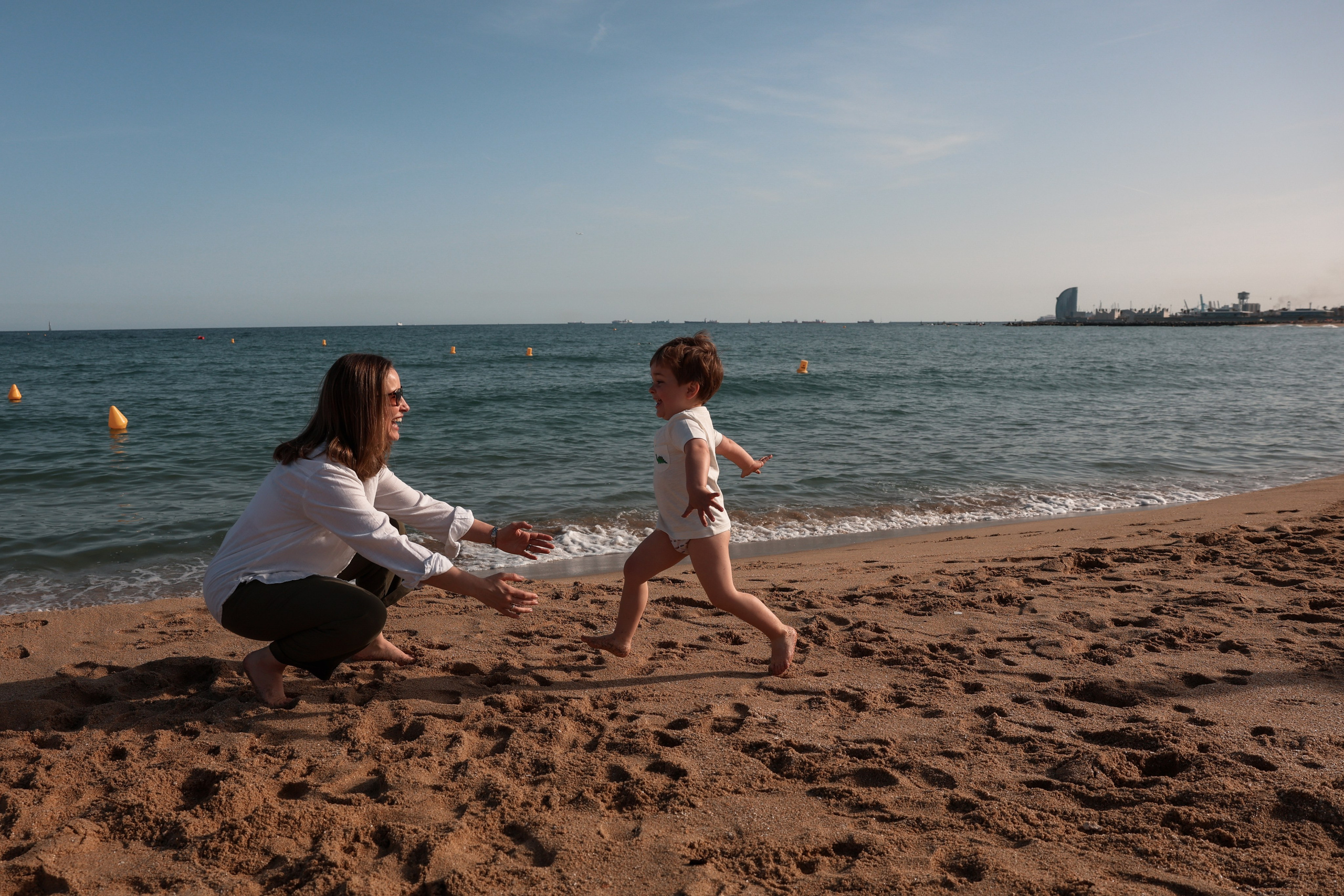 Family pizza at the sea. Natalia Zhuravleva|family, newborn, maternity photographer in Barcelona