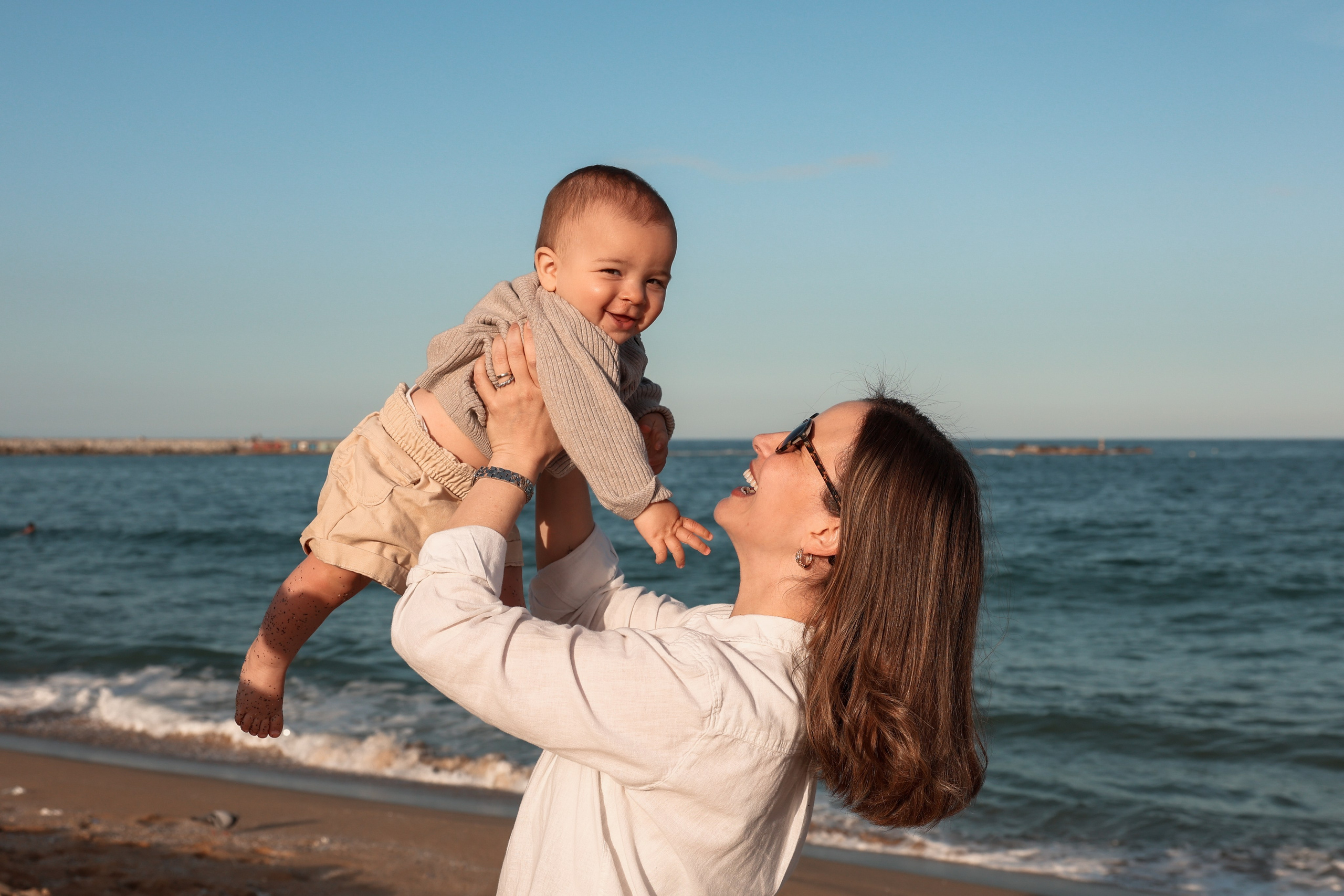 Family pizza at the sea. Natalia Zhuravleva|family, newborn, maternity photographer in Barcelona