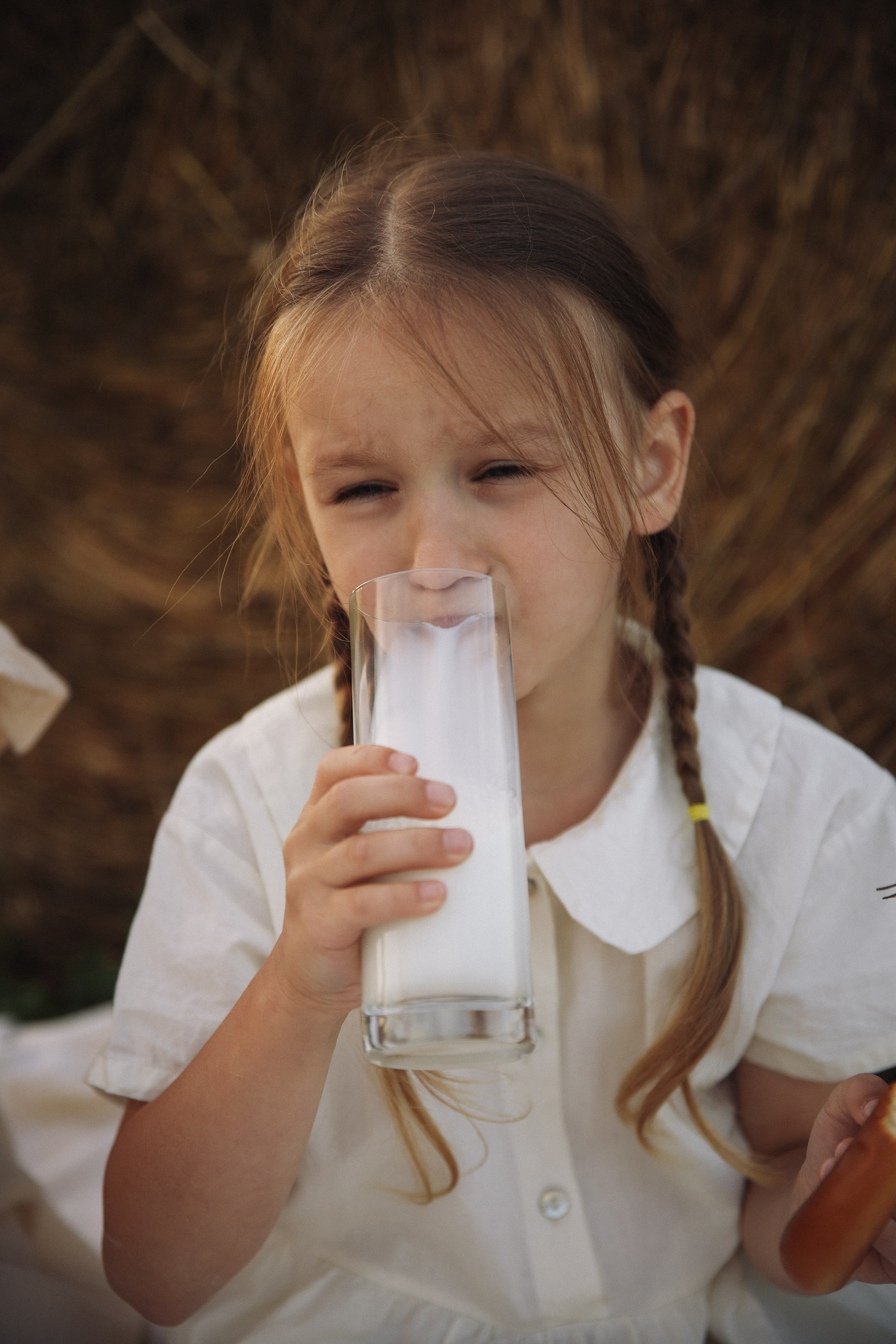 Фотосессия в поле летняя фотосессия в стогах. Фотограф Владимир Москва