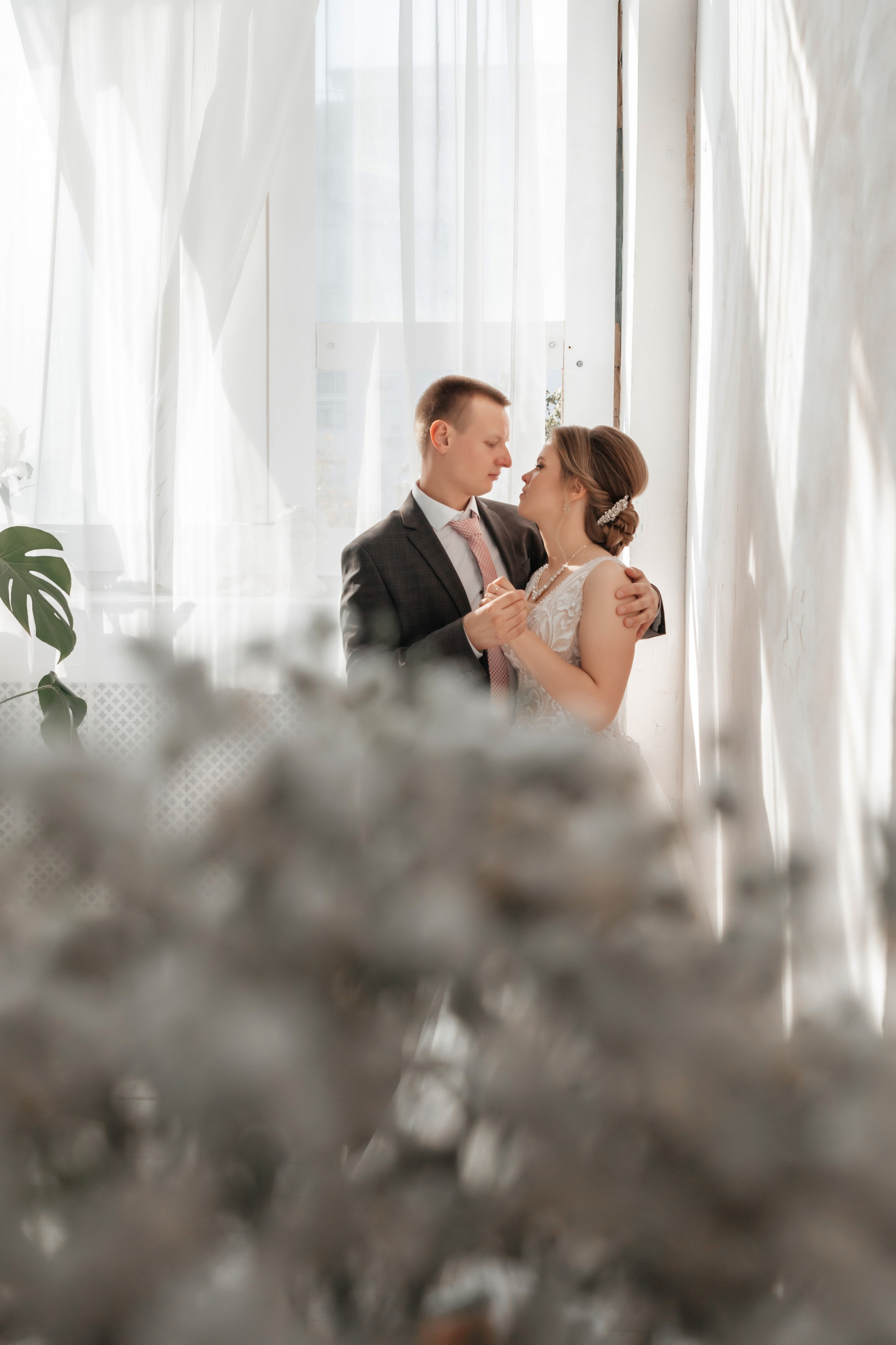 Свадебная прогулка двоих на Стрелке и в автозаводском Парке. И в фотостудии СОЛЬ в Автозаводском районе. Свадебный фотограф и фотограф Love-Store в Нижнем Новгороде Анастасия