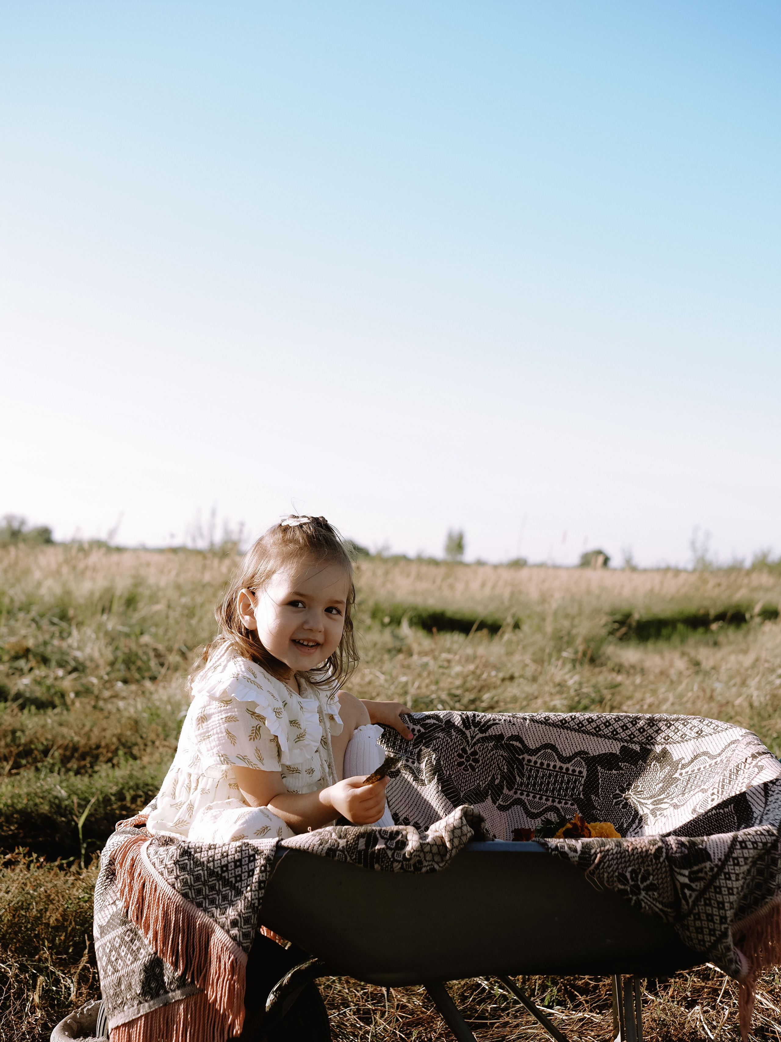 Гоняться по полю на тачке с мамой и папой. Обижаться. Смеяться. Фотограф Рязань. Семейный Свадебный фотограф