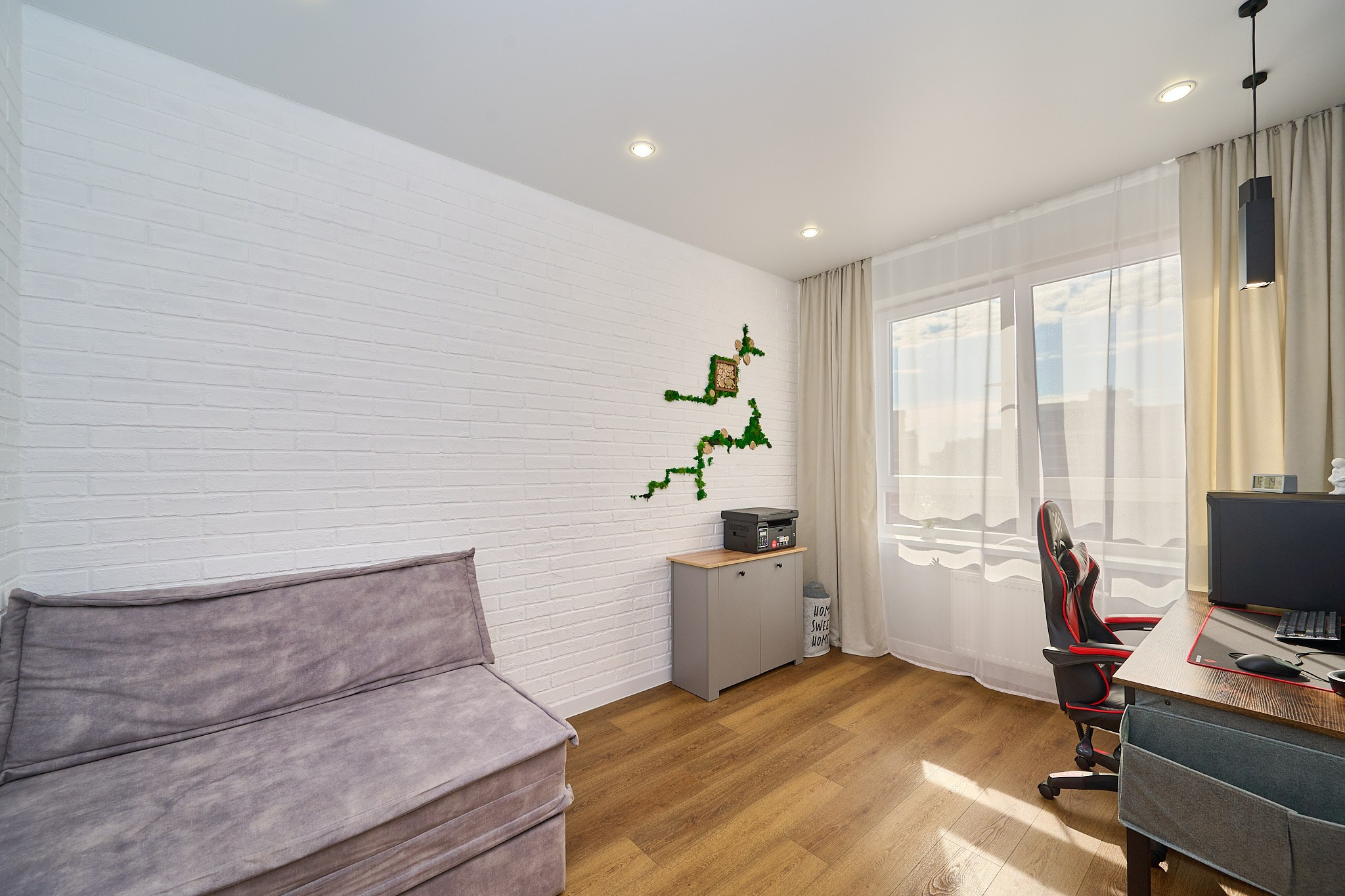 комната светлые стены диван серая тумба стол светлые шторы 