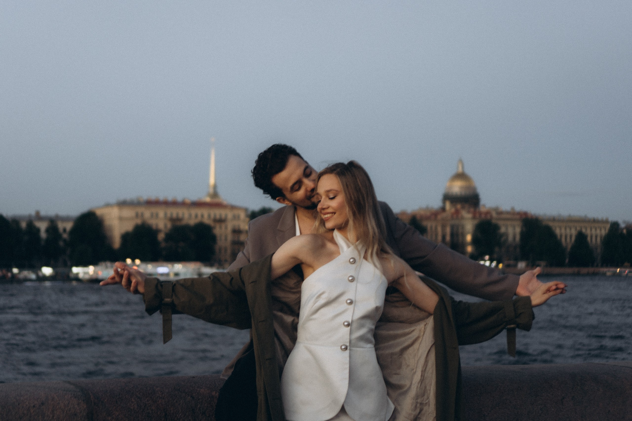 СВАДЕБНАЯ СЬЕМКА ПАРЫ НА РАССВЕТЕ В БЕЛЫЕ НОЧИ И ПРОГУЛКА С РАЗВОДНЫМИ МОСТАМИ И ПИКНИК ВОЗЛЕ ИСАКИЕВСКОГО СОБОРА. Профессиональный фотограф, Санкт-Петербург — Виктория Богомолова
