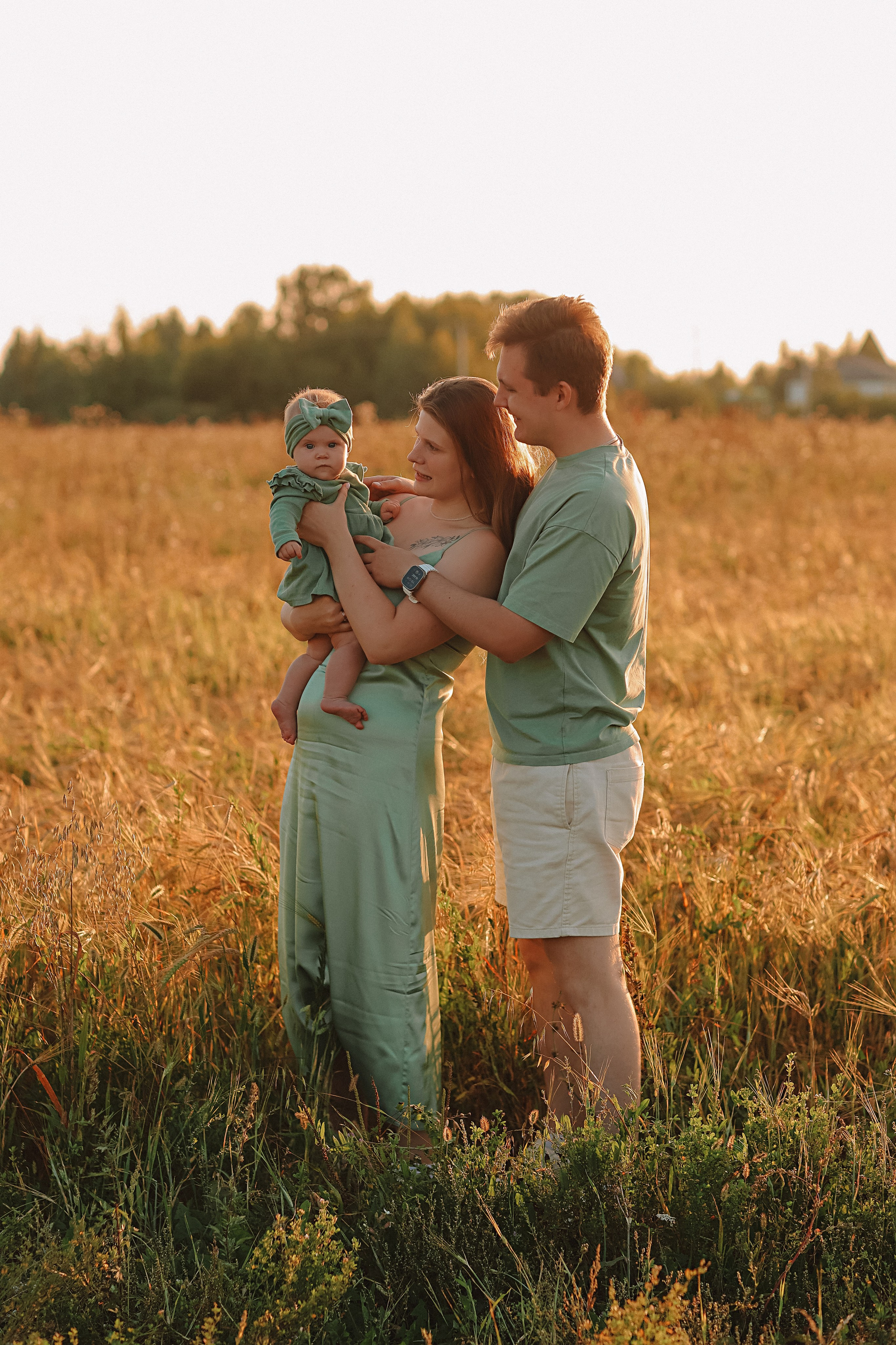Закатное поле семейная. Семейный фотограф Тюмень, фотограф на роды Салмина Мария