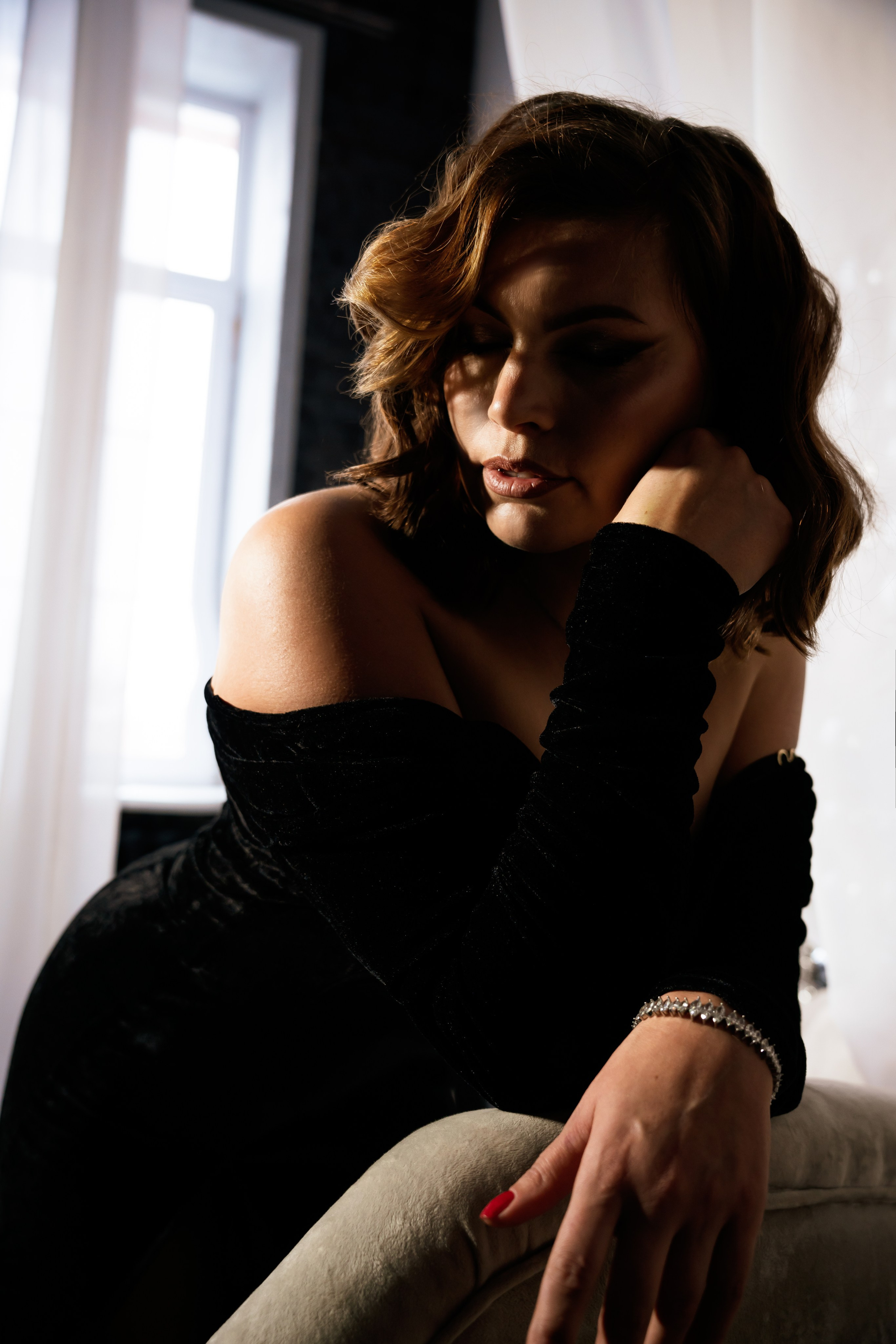 Задумчивая она в студии