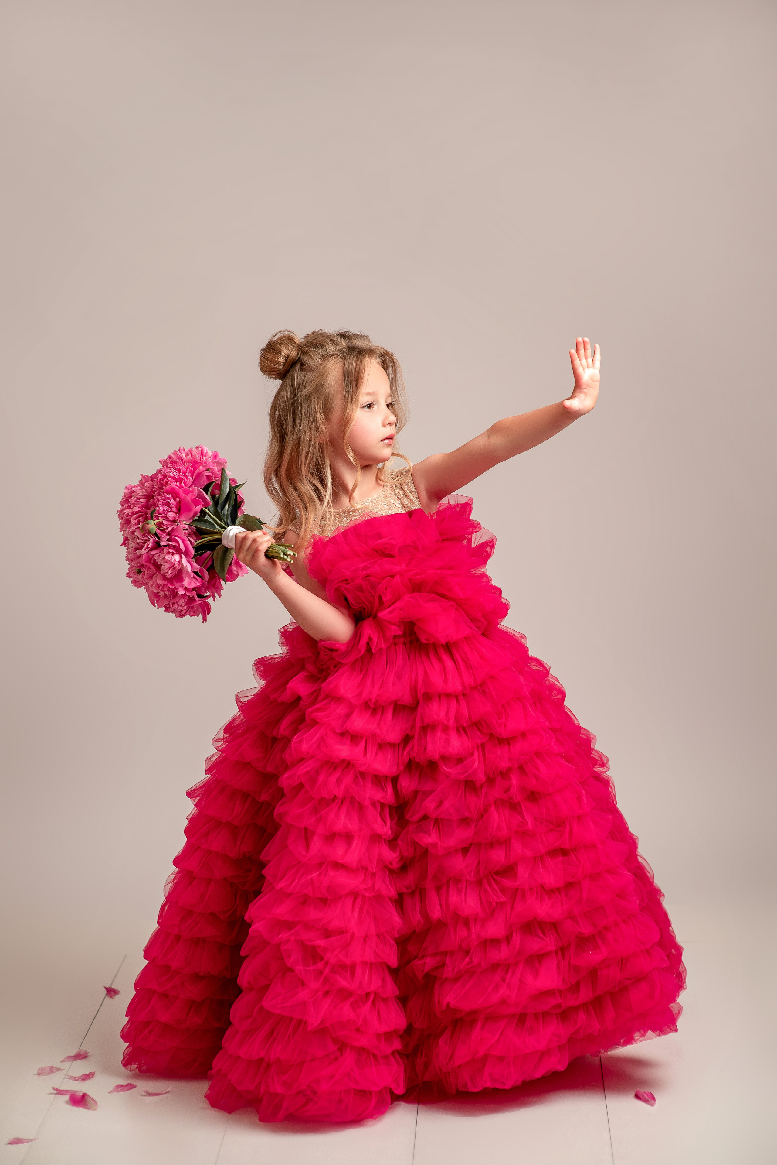 Полина пионы, гартензия. Семейный и детский фотограф Наталья Горда