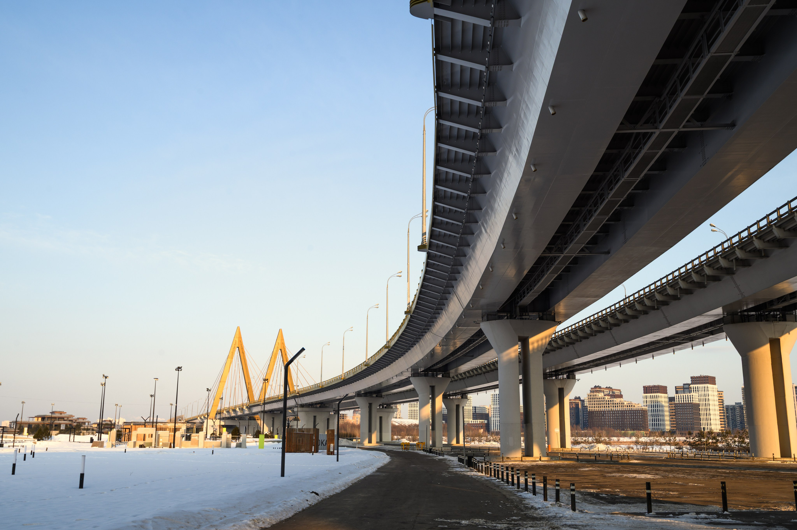 Широкий мост Миллениум в Казани с урбан-архитектурой для модных фотосессий и уличного стиля