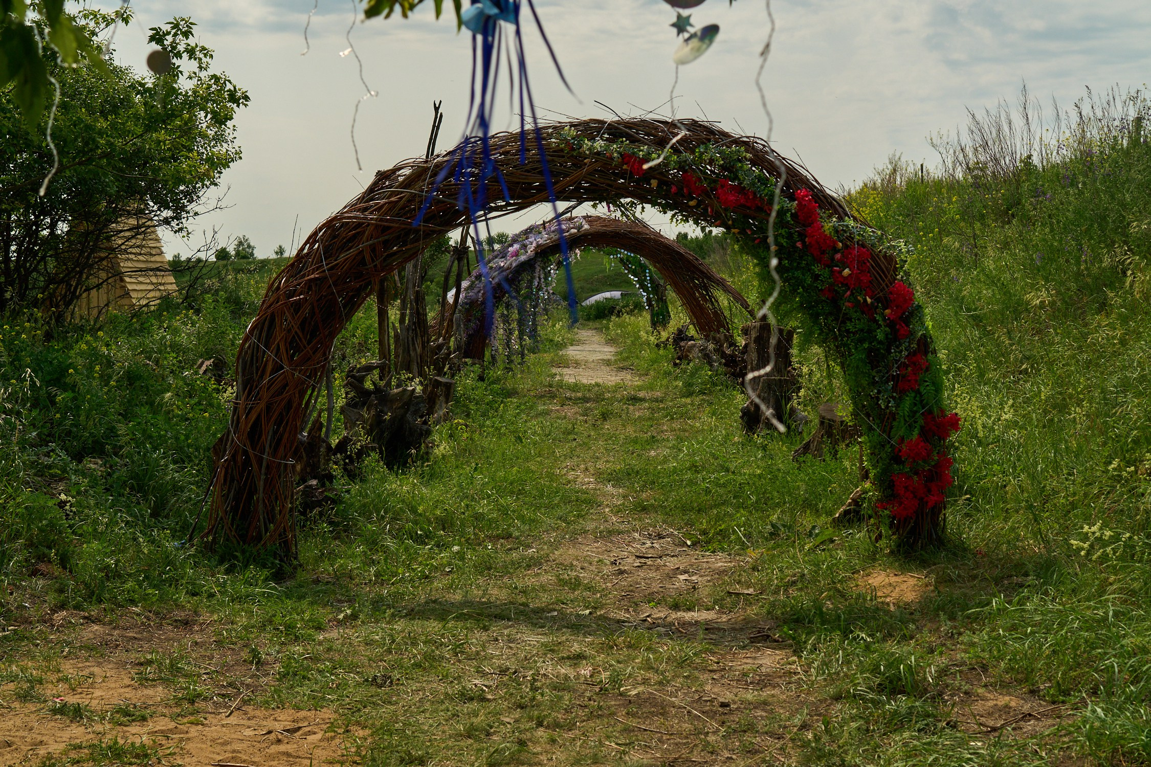 Та самая свадебная арка при свете дня. Ночью прикольнее :)