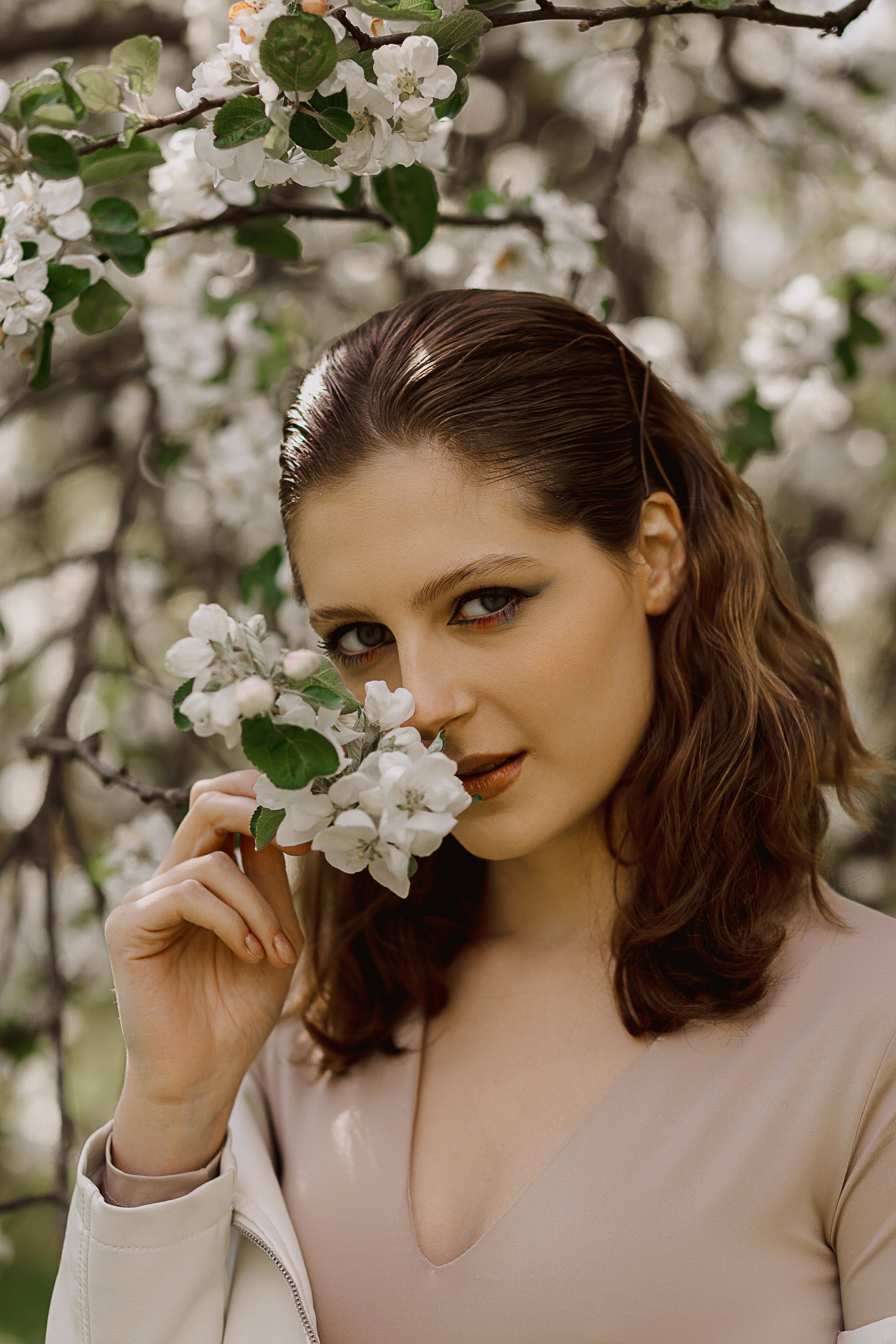 Женская фотосессия в цветущем саду. Семейный и женский фотограф в Москве Надежда Воробьева