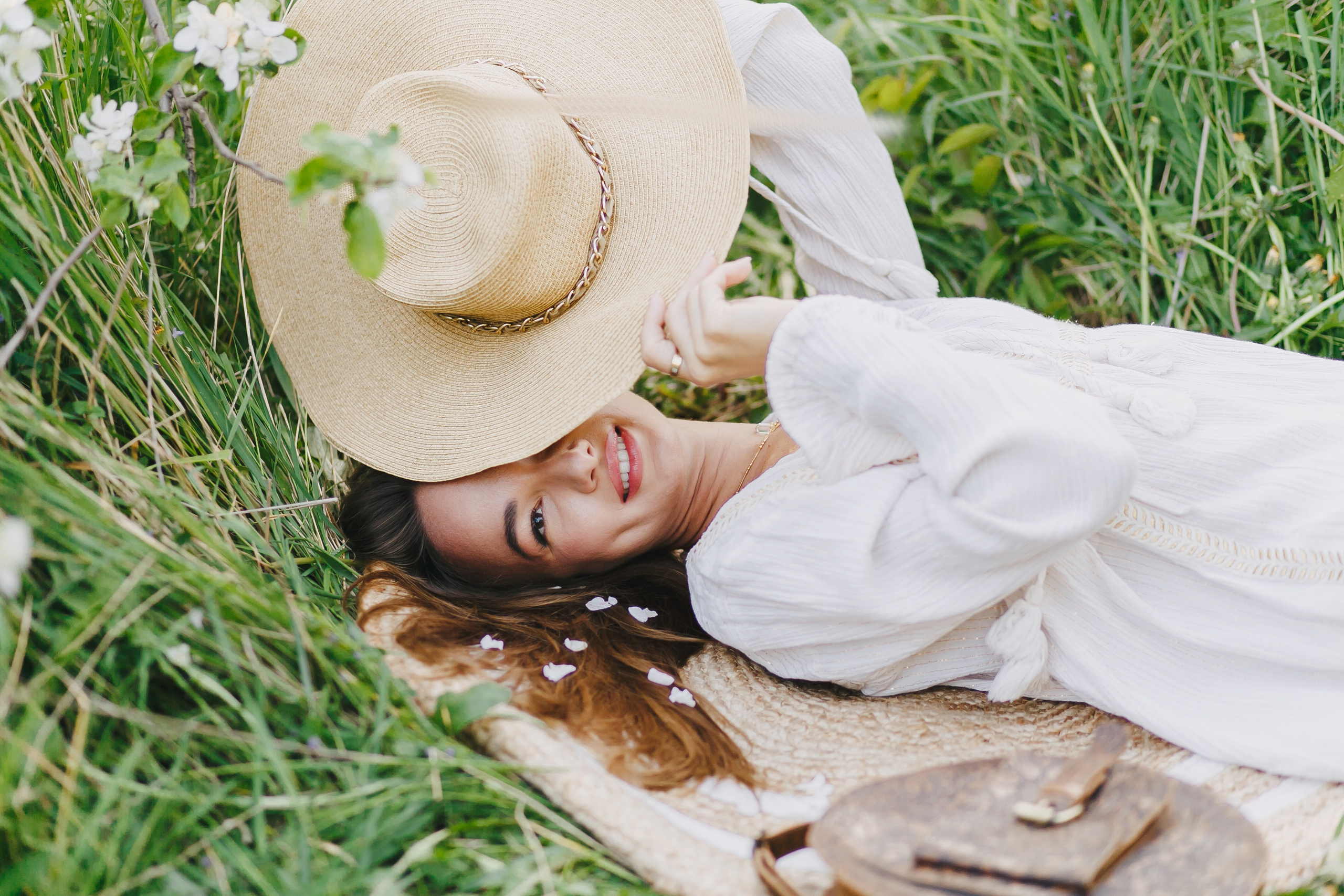 Портретная фотосессия красивой девушки в цветущем яблоневом саду. Свадебный и портретный фотограф в Липецке, Ельце, Воронеже, Москве, Тамбове 