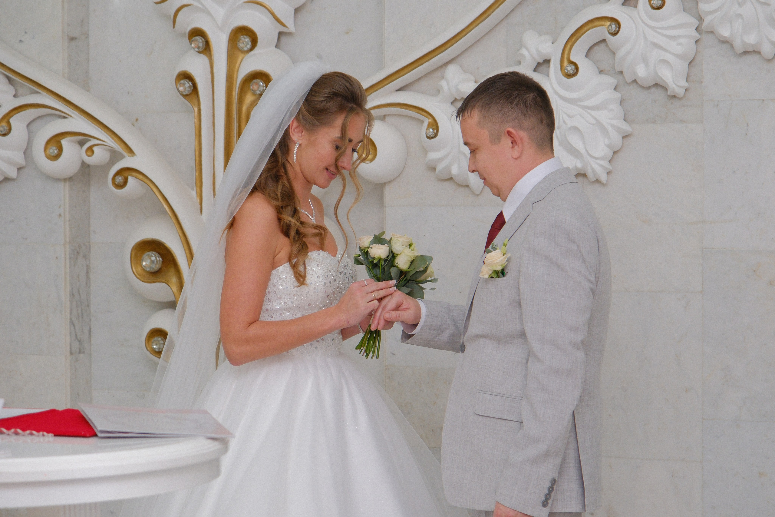 жених с невестой в загсе 