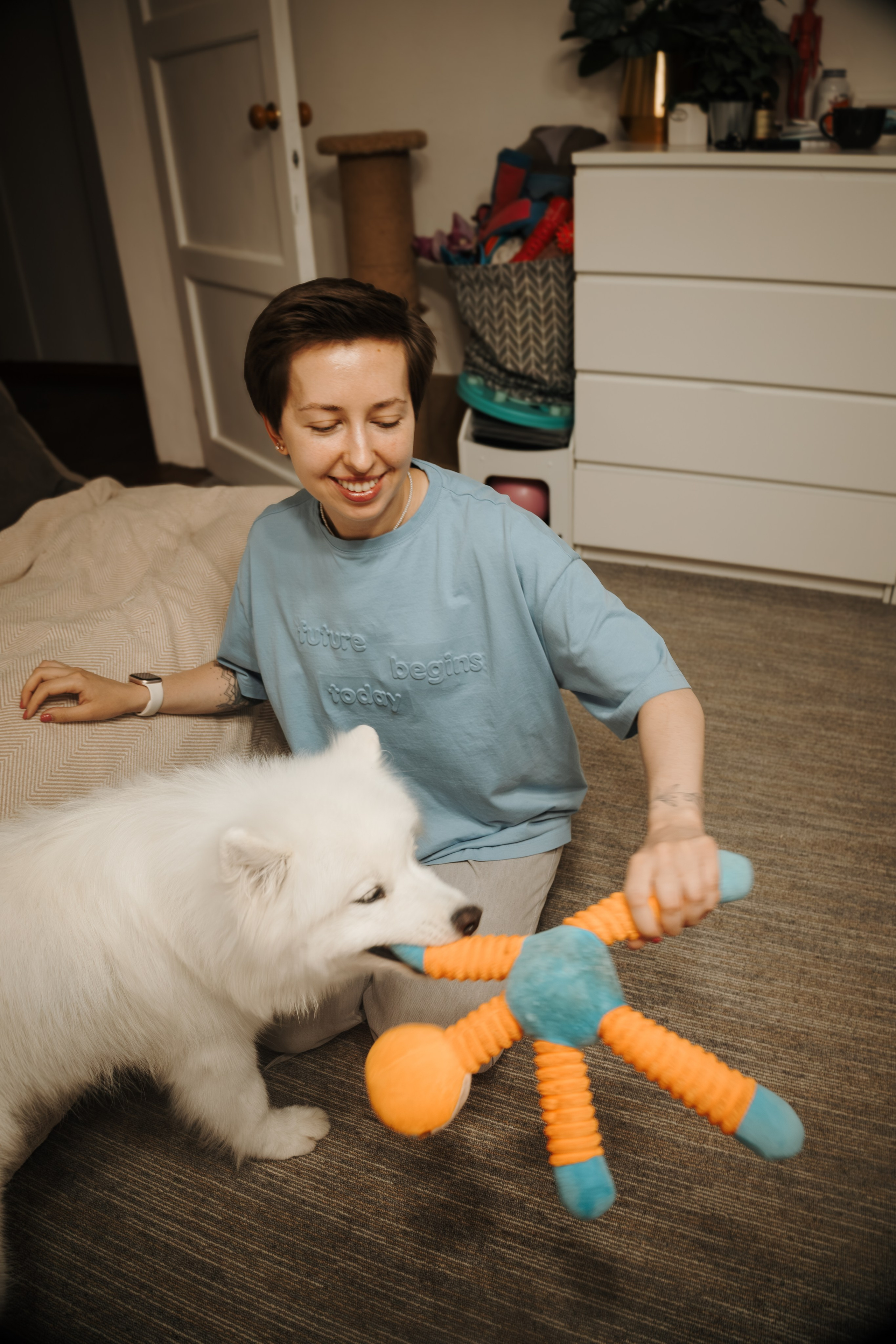 Домашняя фотосессия девушки с собакой и пара фото в дождливый день. Фотограф-анималист в Москве Екатерина Тихонова