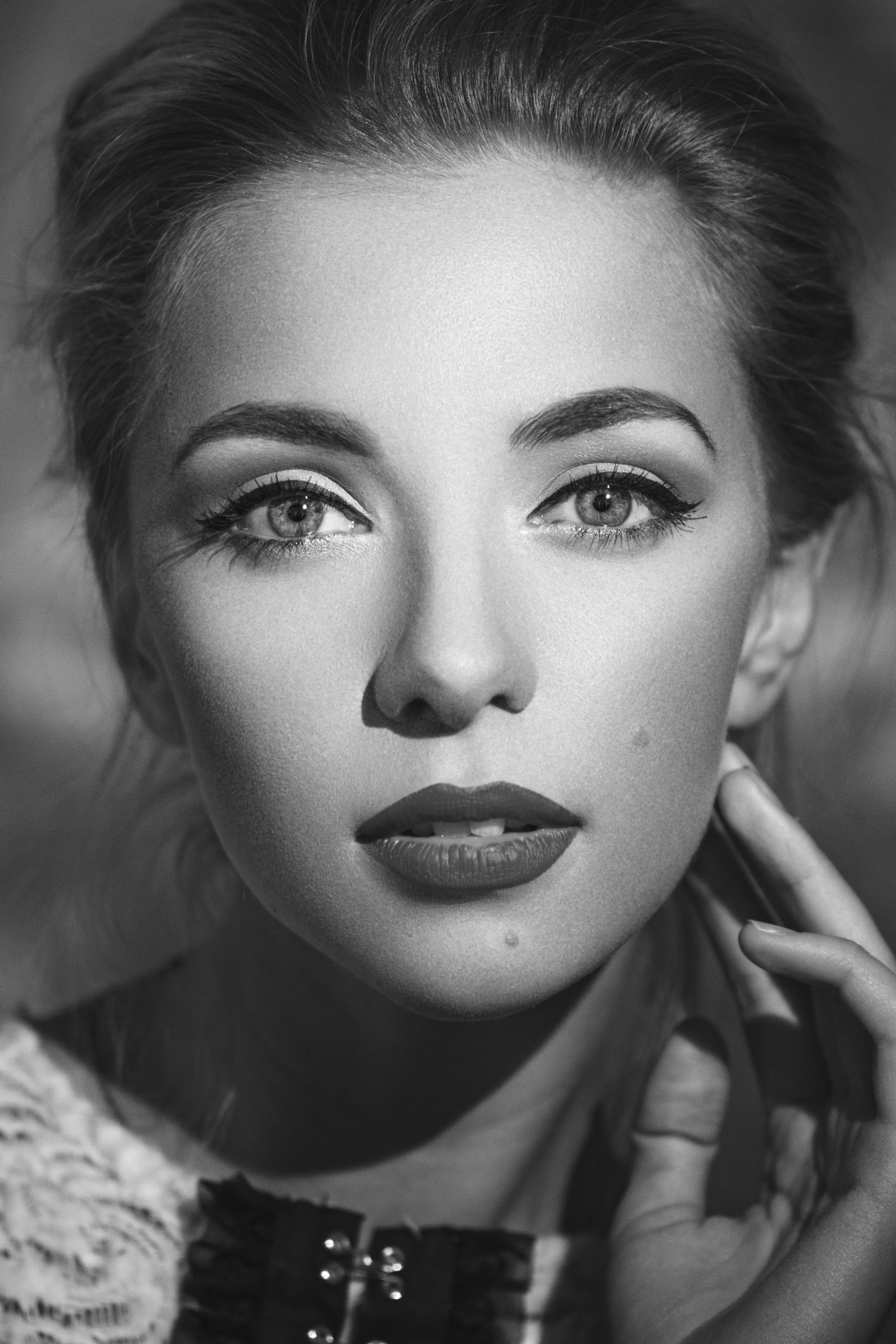 чёрно белый яркий портрет актрисы.