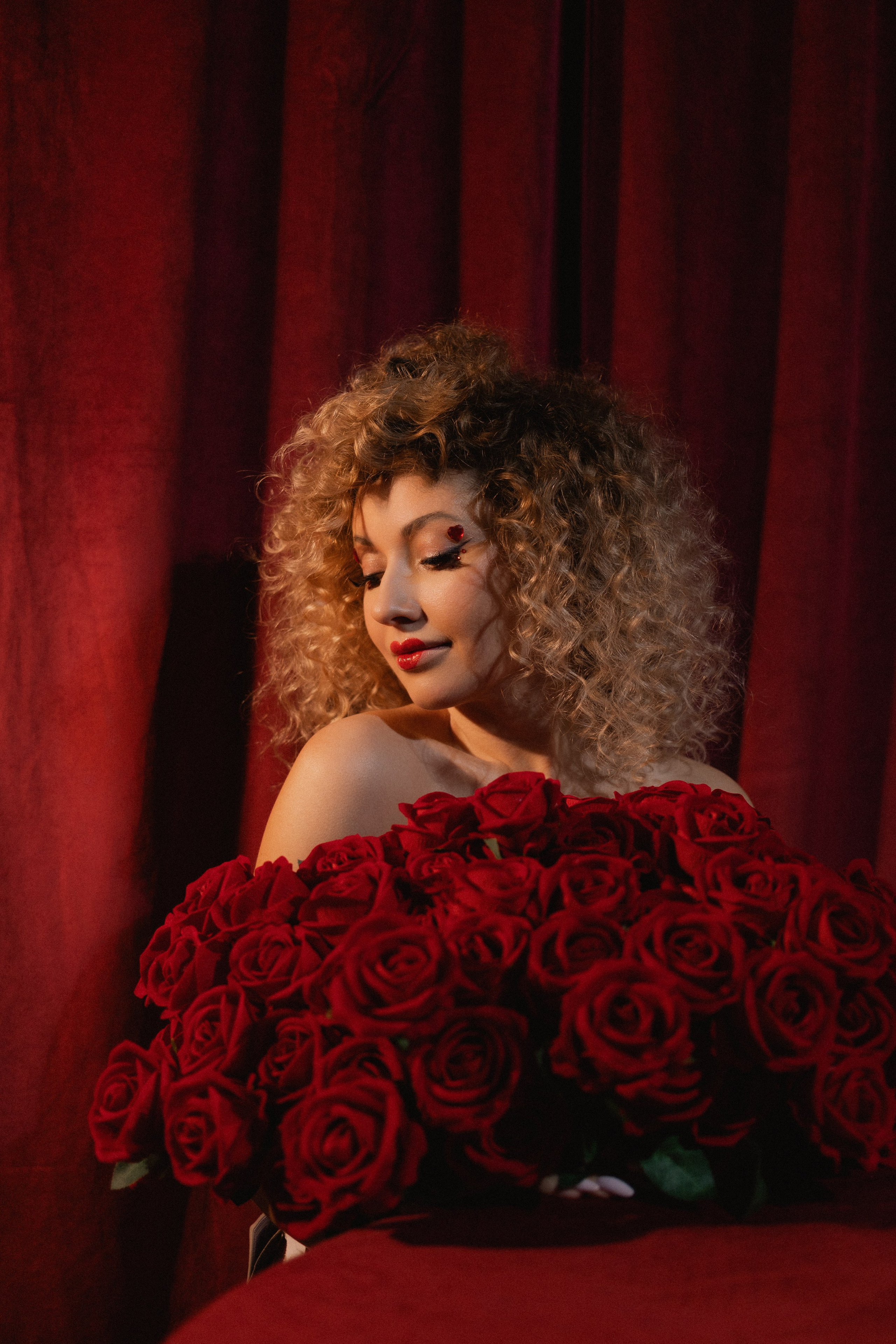 Красная королева из алисы в стране чудес карты красные розы. Фотограф Евпатория Крым