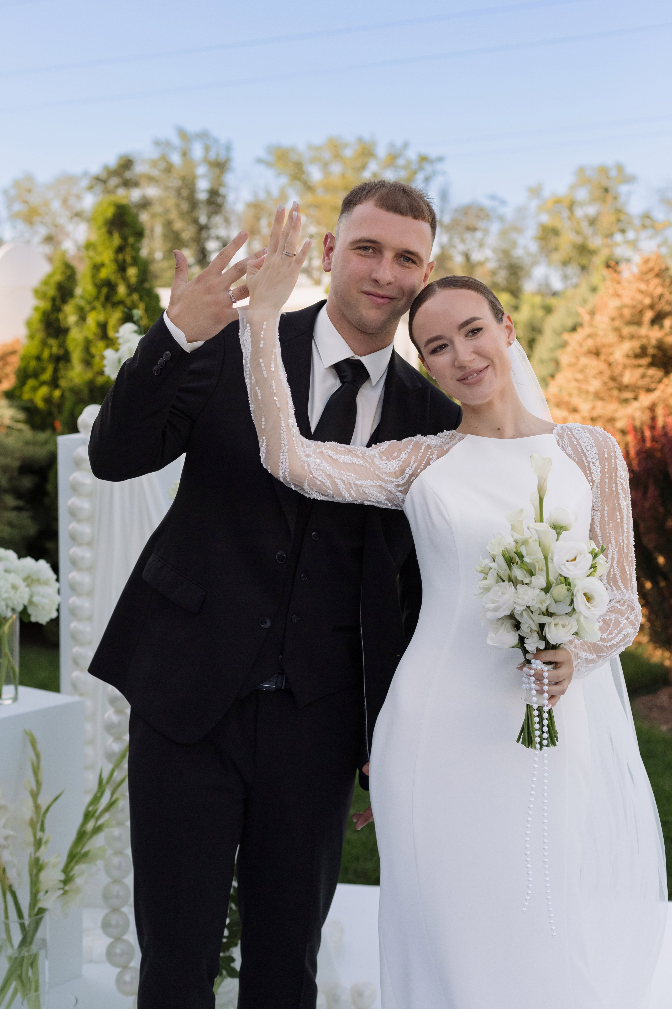 Ярослав и Светлана показывают обручальные кольца после регистрации брака в Таганроге