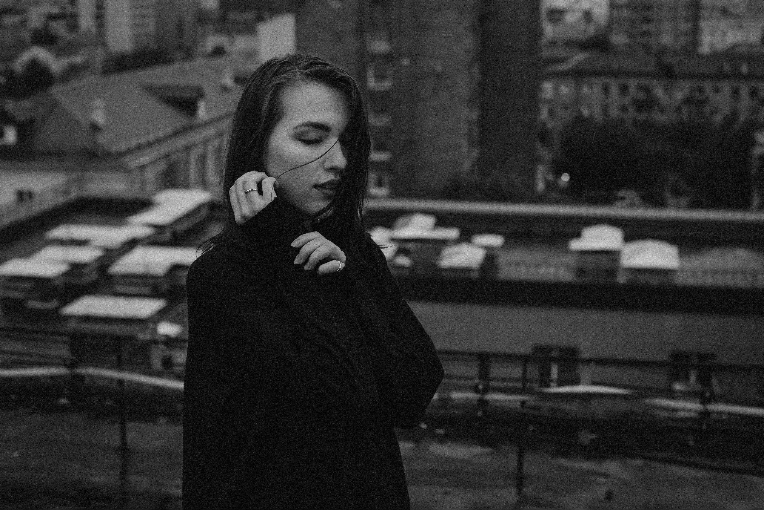 Черно-белая женская фотосессия на крыше в Красноярске
