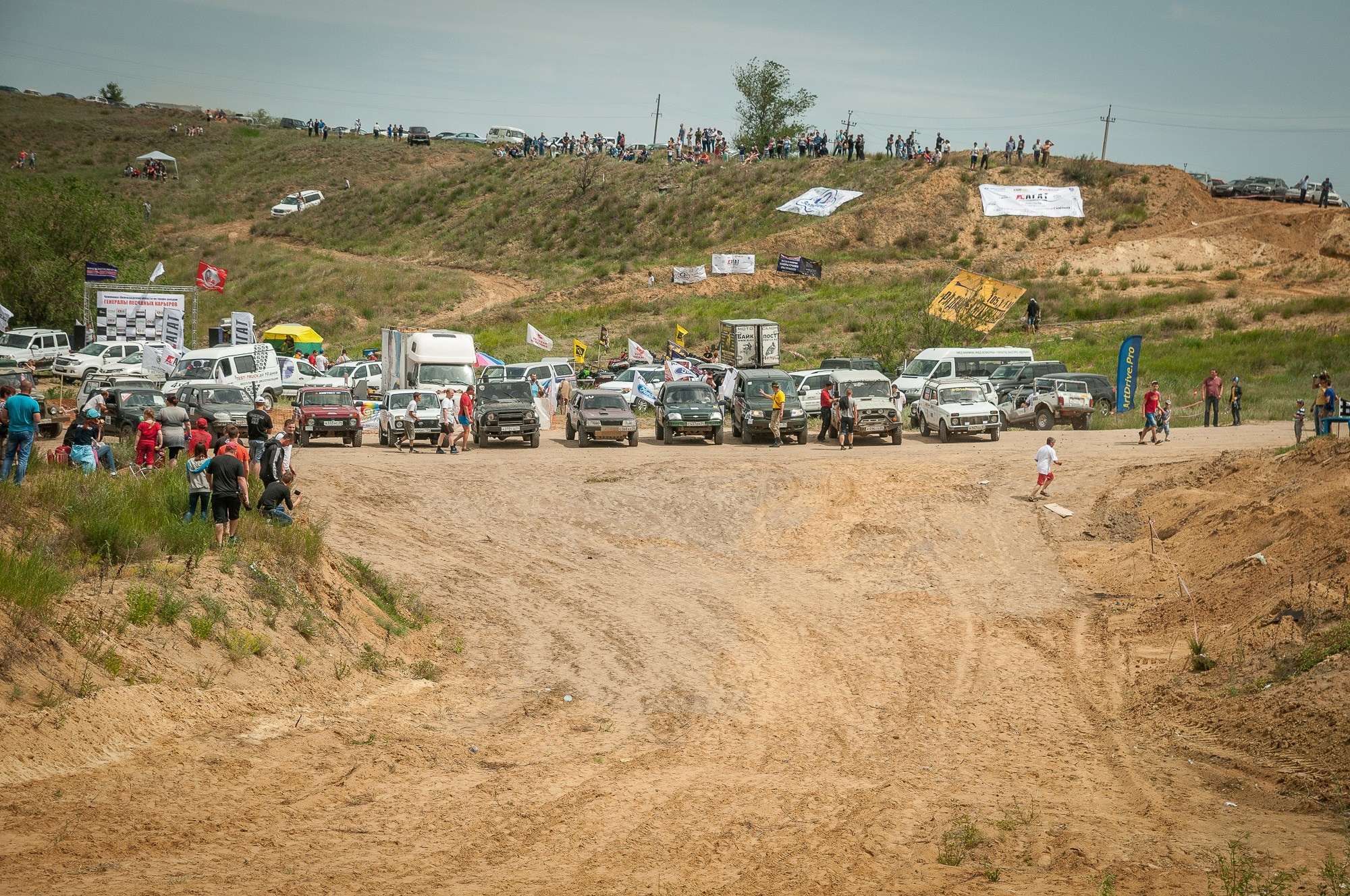 Участники трофи стоят на стартовой линии в ожидании старта соревнований