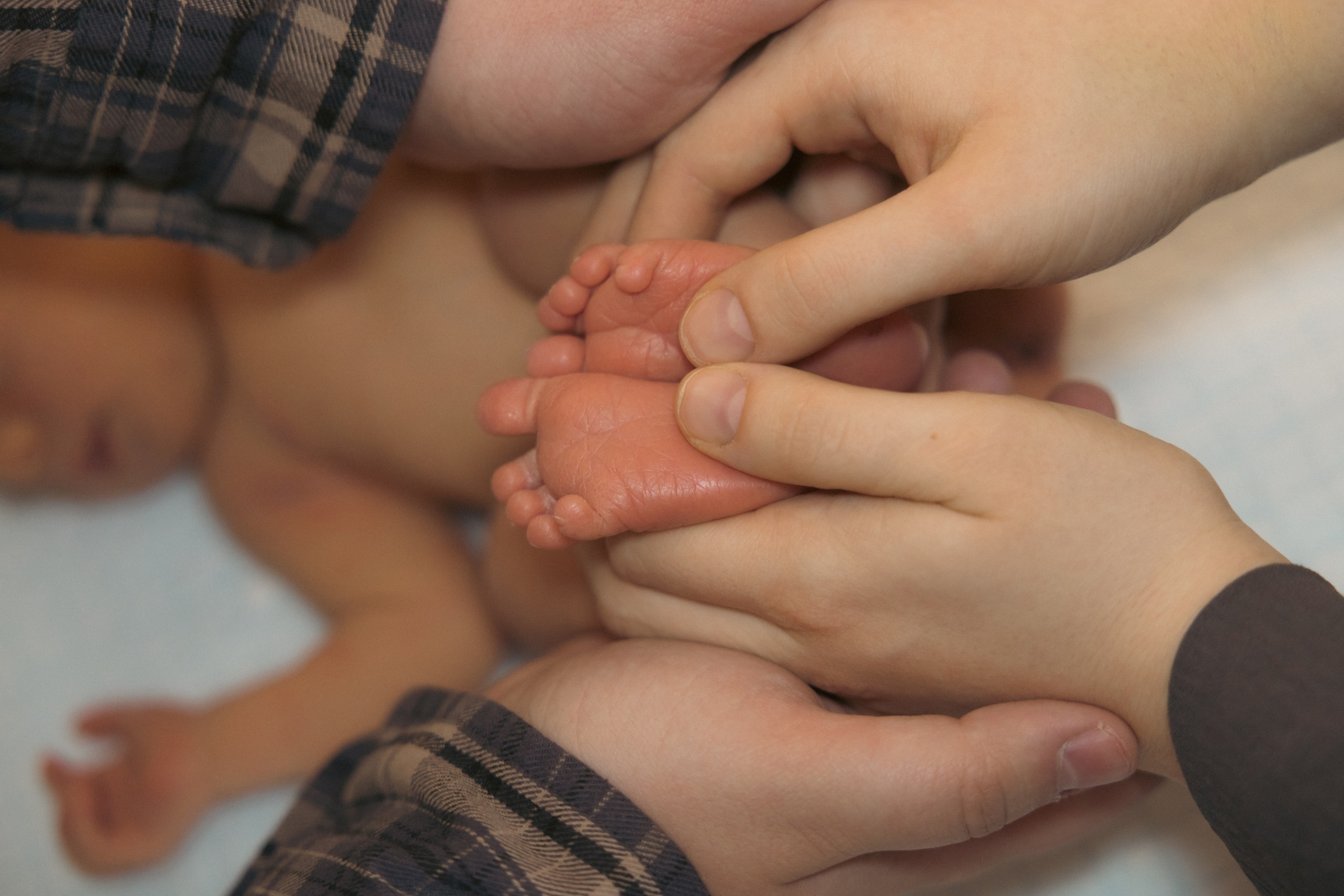 Фото выписки — заказать фотографа на выписку из роддома в Москве. Фотографы на роды в Москве. Фото и видео родов. Фотопроект «Продолжение рода»