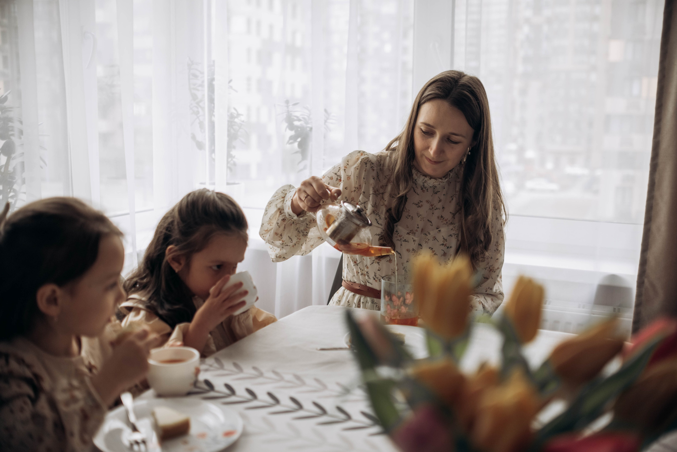 Домашняя фотосессия для мамы и дочек, с цветами, весной, к 8 марта. Семейный фотограф в Железнодорожном Масаева Елена